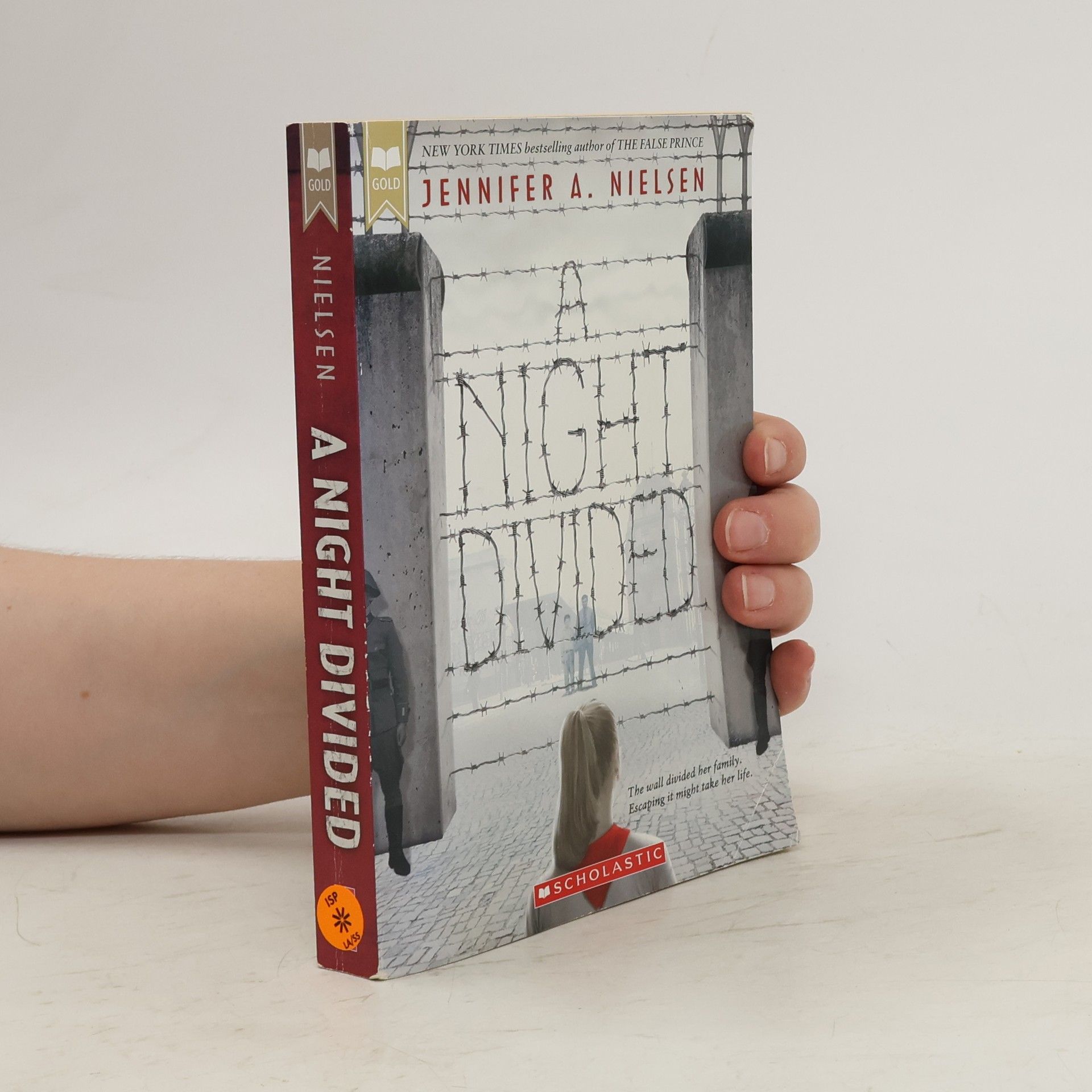 Jennifer A Nielsen A Night Divided (Scholastic Gold)
