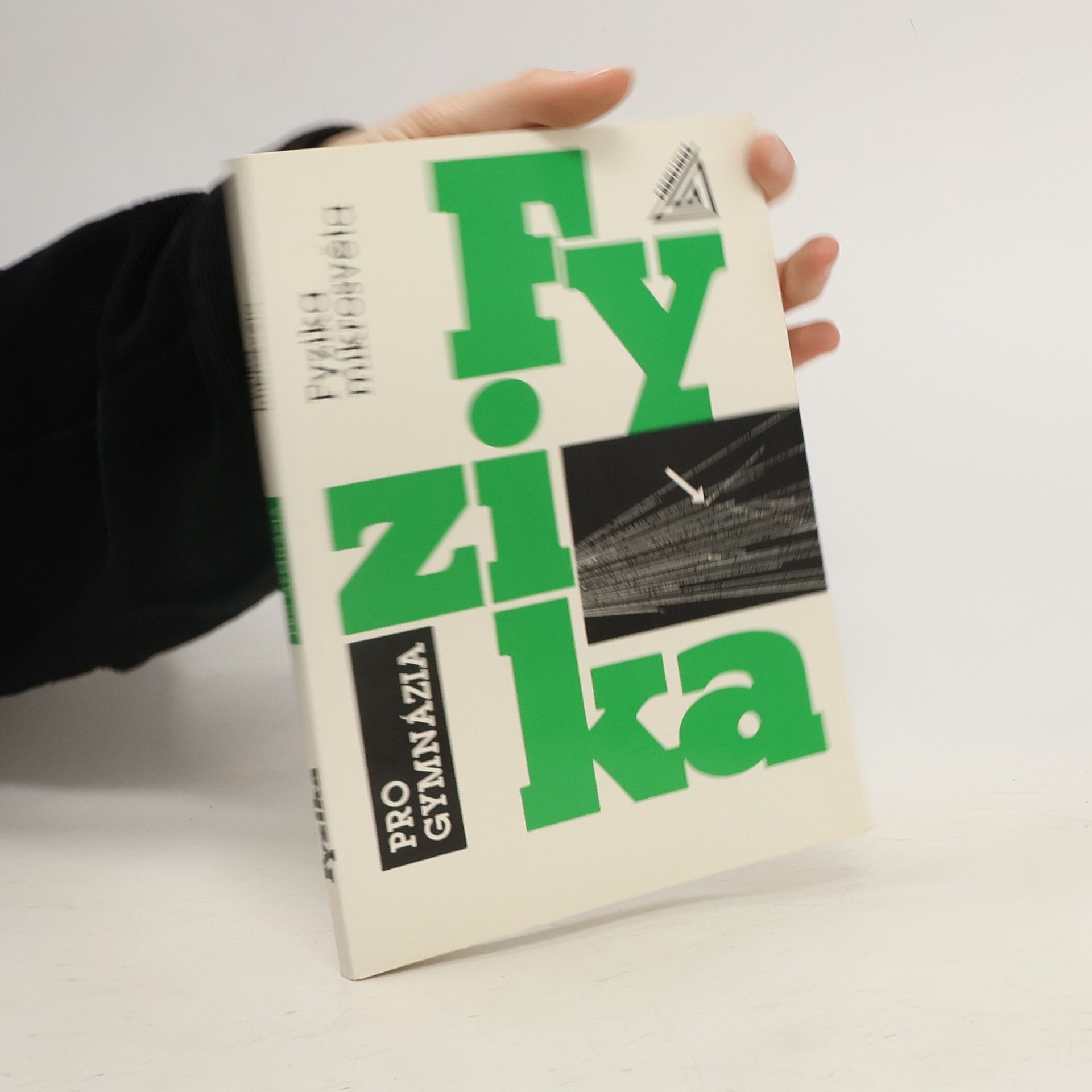 Ivan Štoll Fyzika pro gymnázia : fyzika mikrosvěta