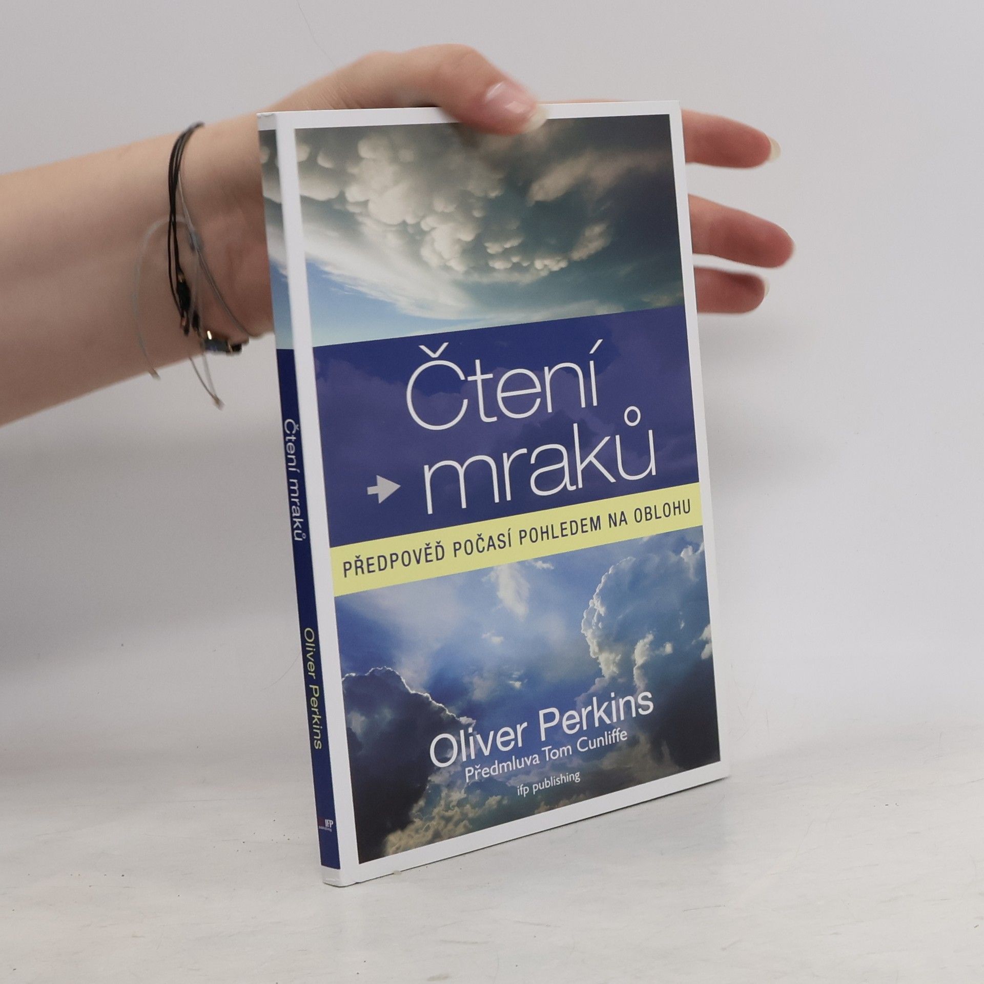 Oliver Perkins Čtení mraků : předpověď počasí pohledem na oblohu