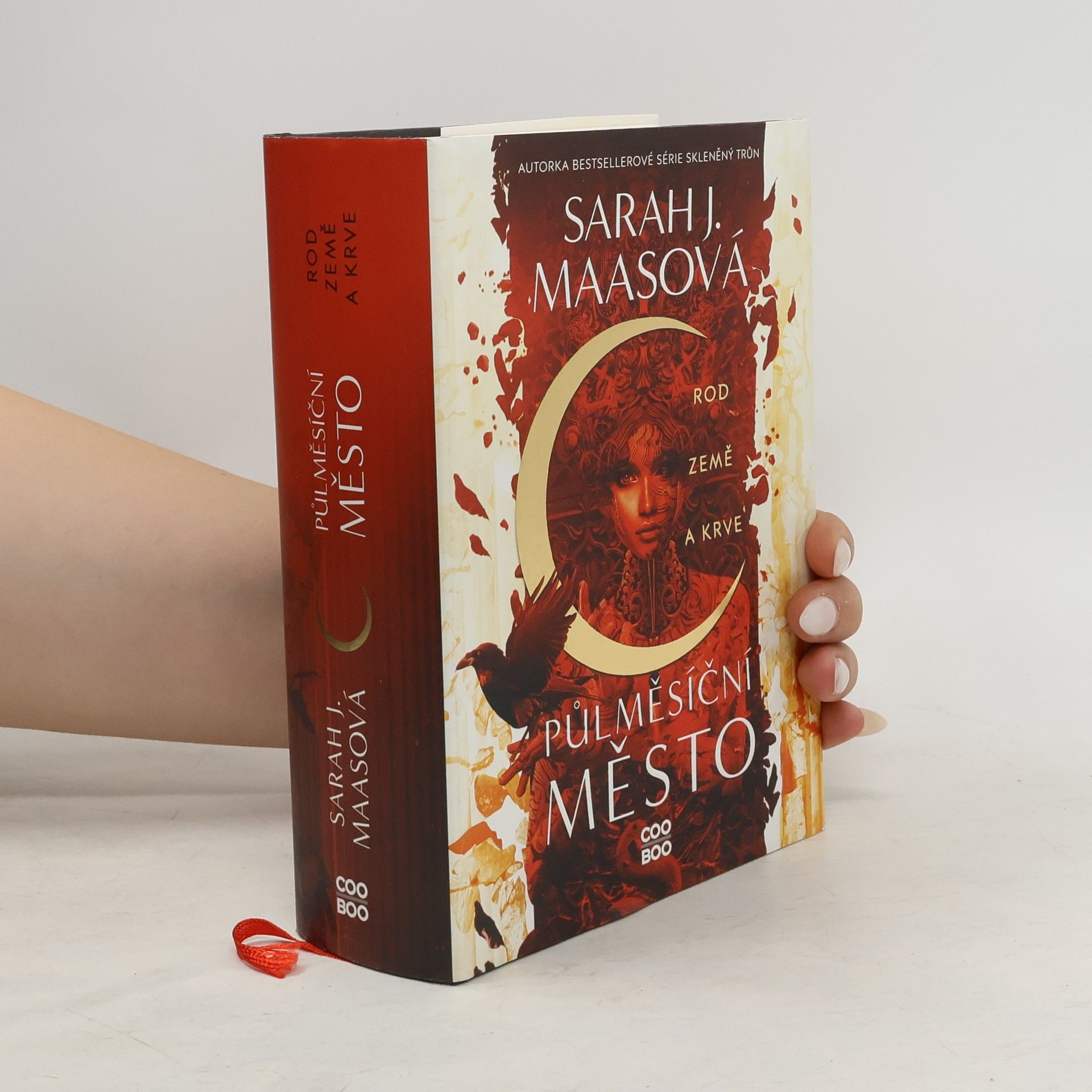 Sarah J. Maas Půlměsíční město. Rod země a krve