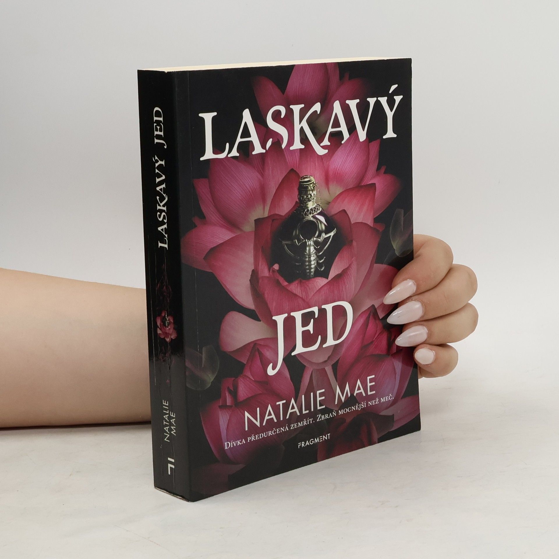 Natalie Mae Laskavý jed