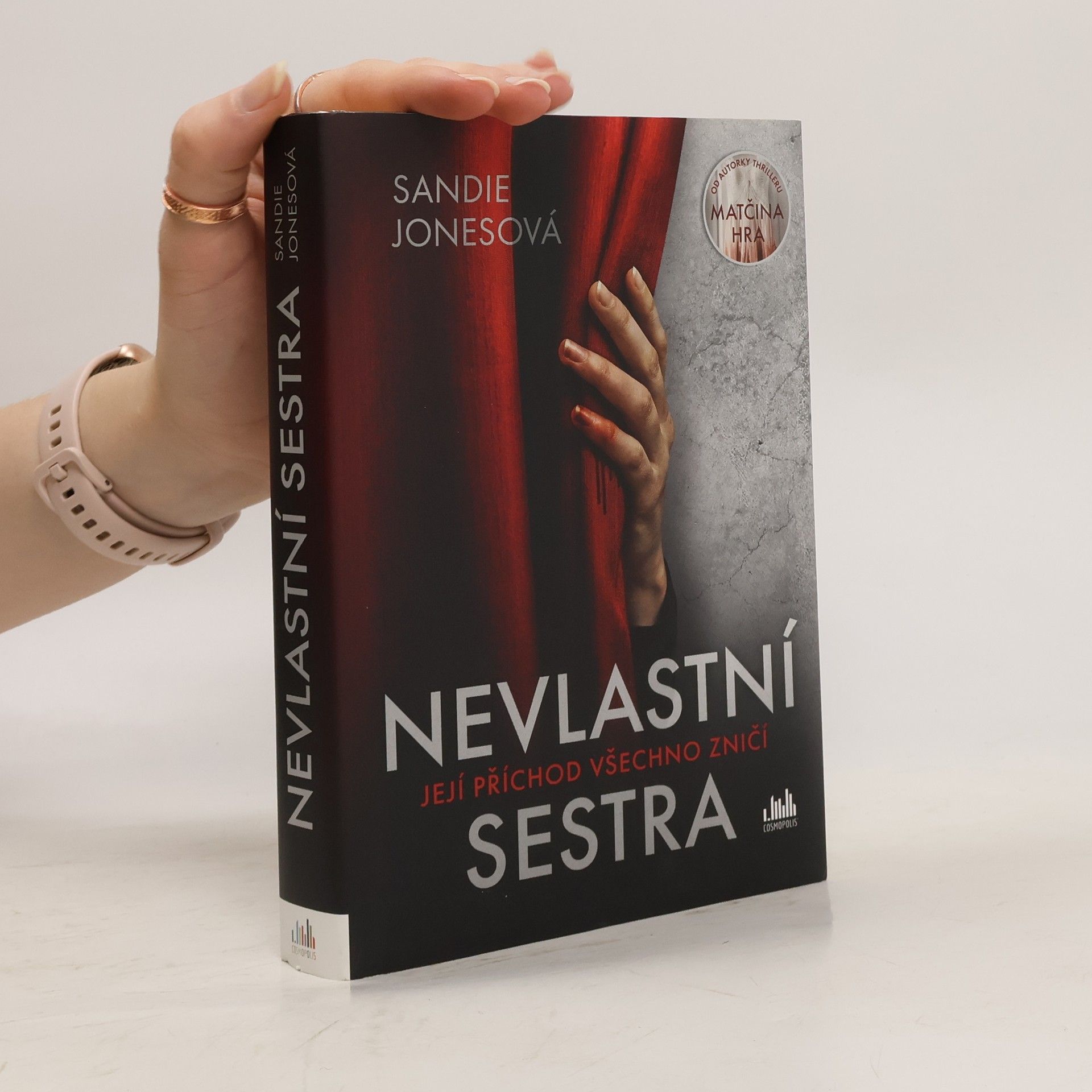 Sandie Jones Nevlastní sestra