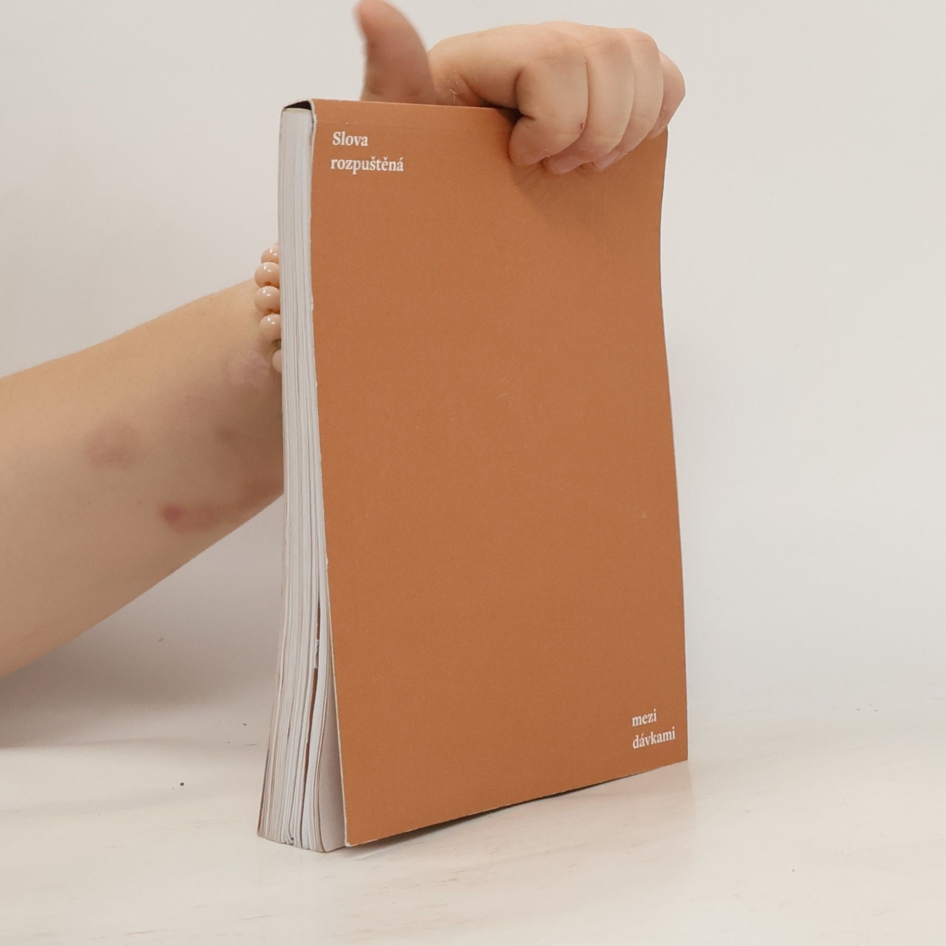 Juliana Rampich Hamariová Slova rozpuštěná mezi dávkami