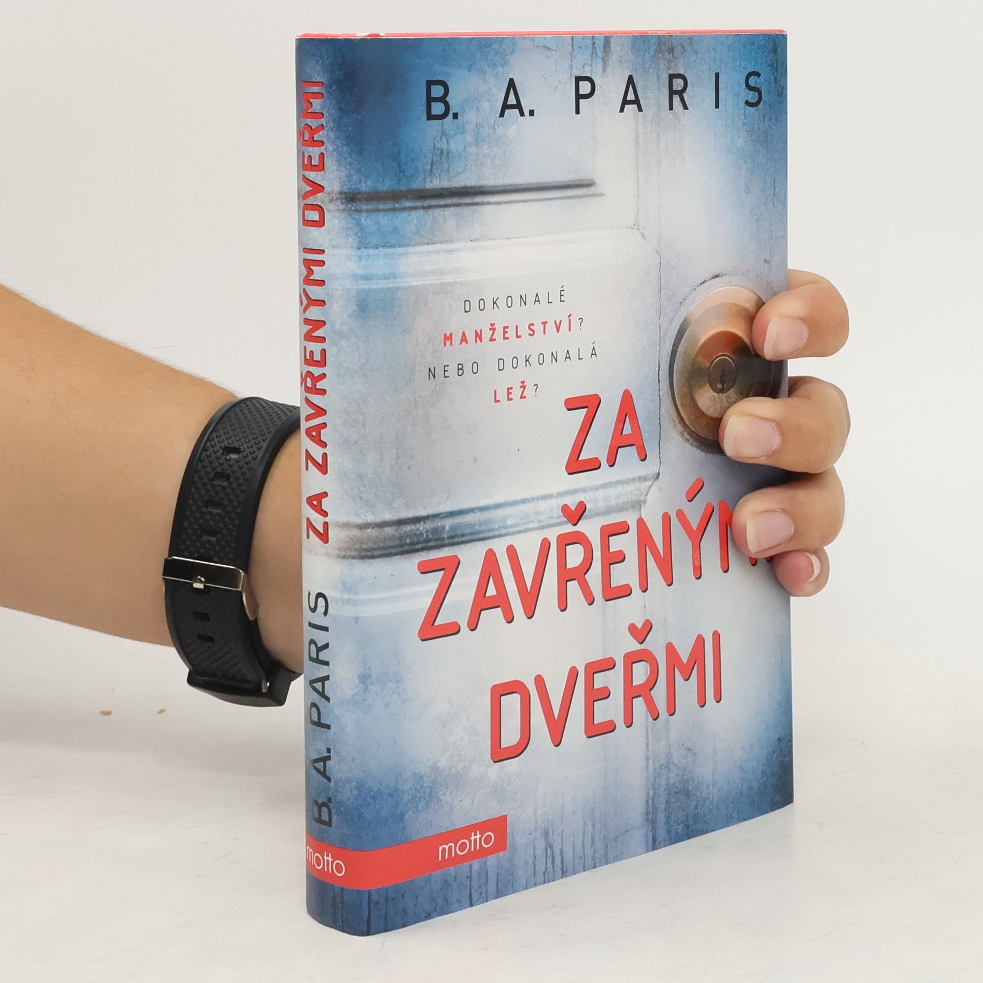 B. A. Paris Za zavřenými dveřmi