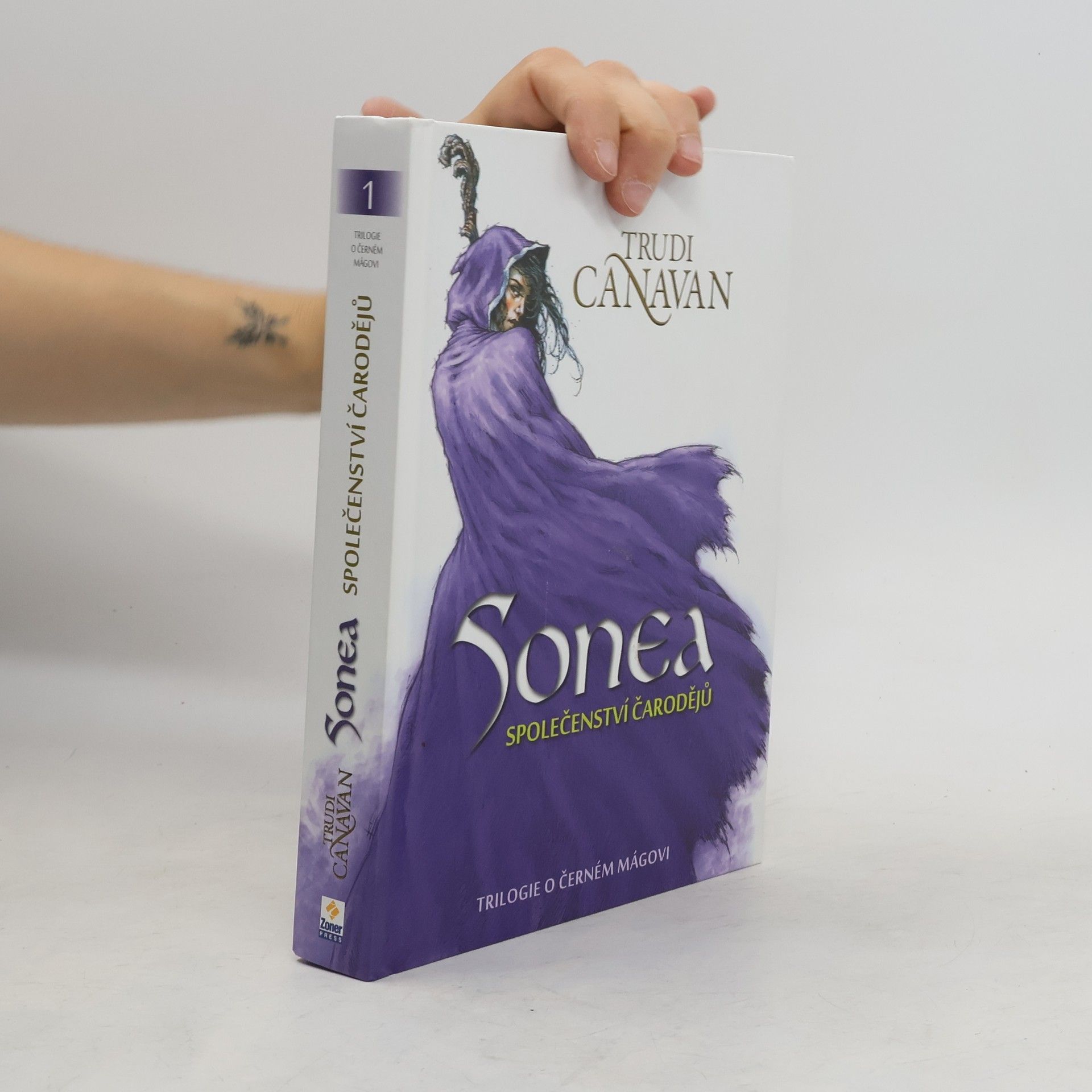 Trudi Canavan Sonea. Společenství čarodějů. Díl 1.