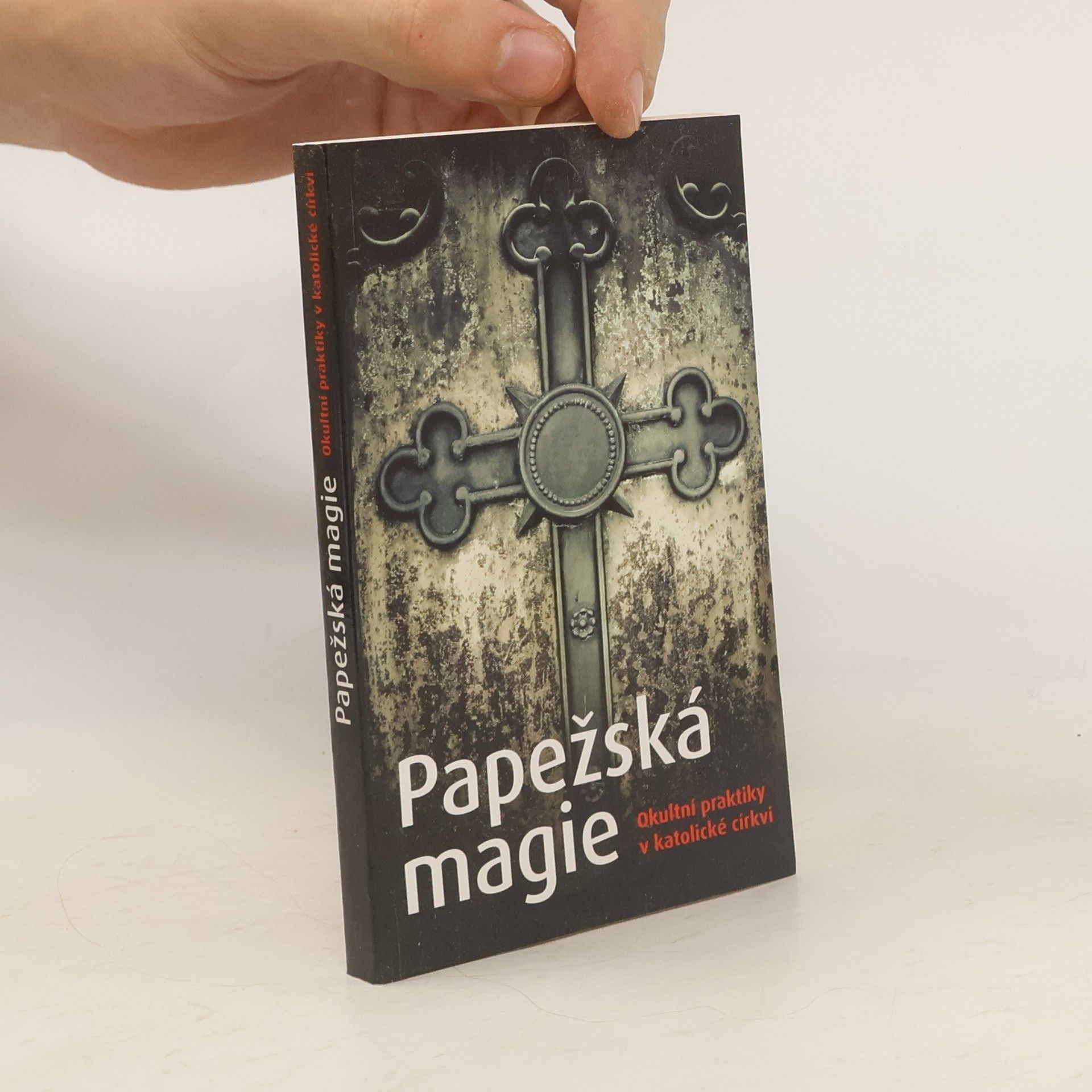 Simon Papežská magie. Okultní praktiky v katolické církvi.