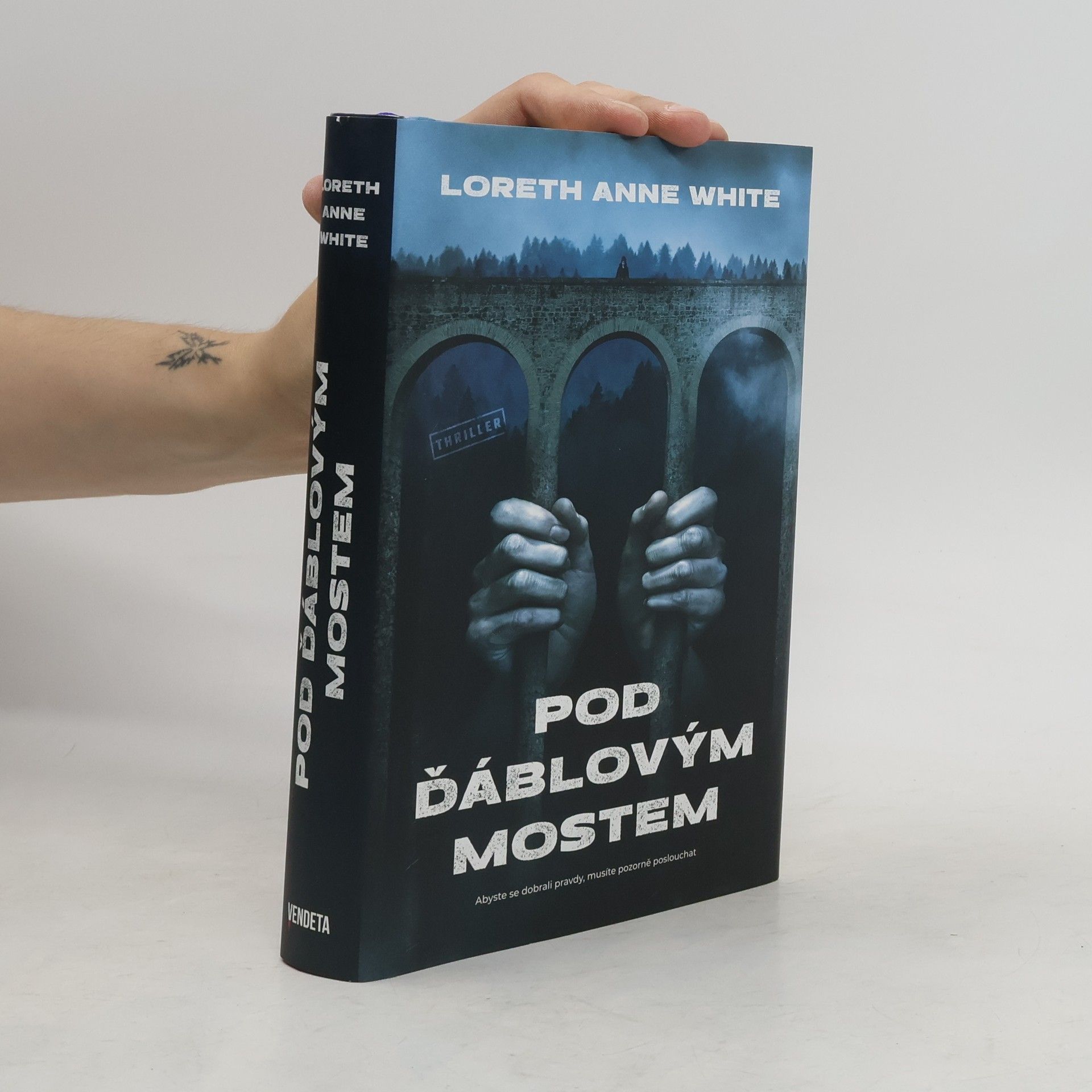 Loreth Anne White Pod ďáblovým mostem