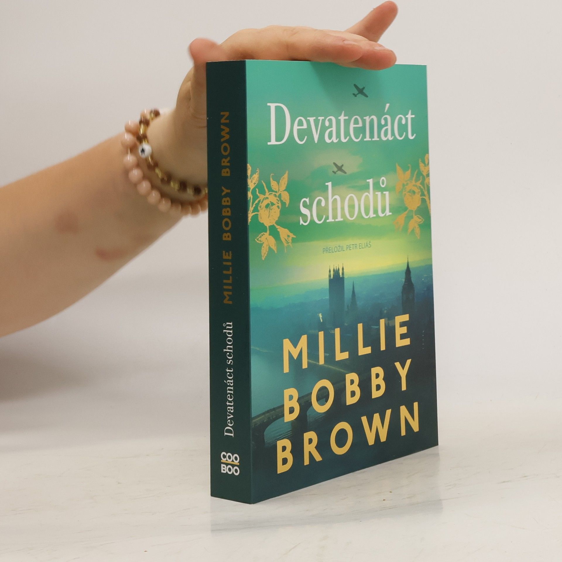Millie Bobby Brown Devatenáct schodů