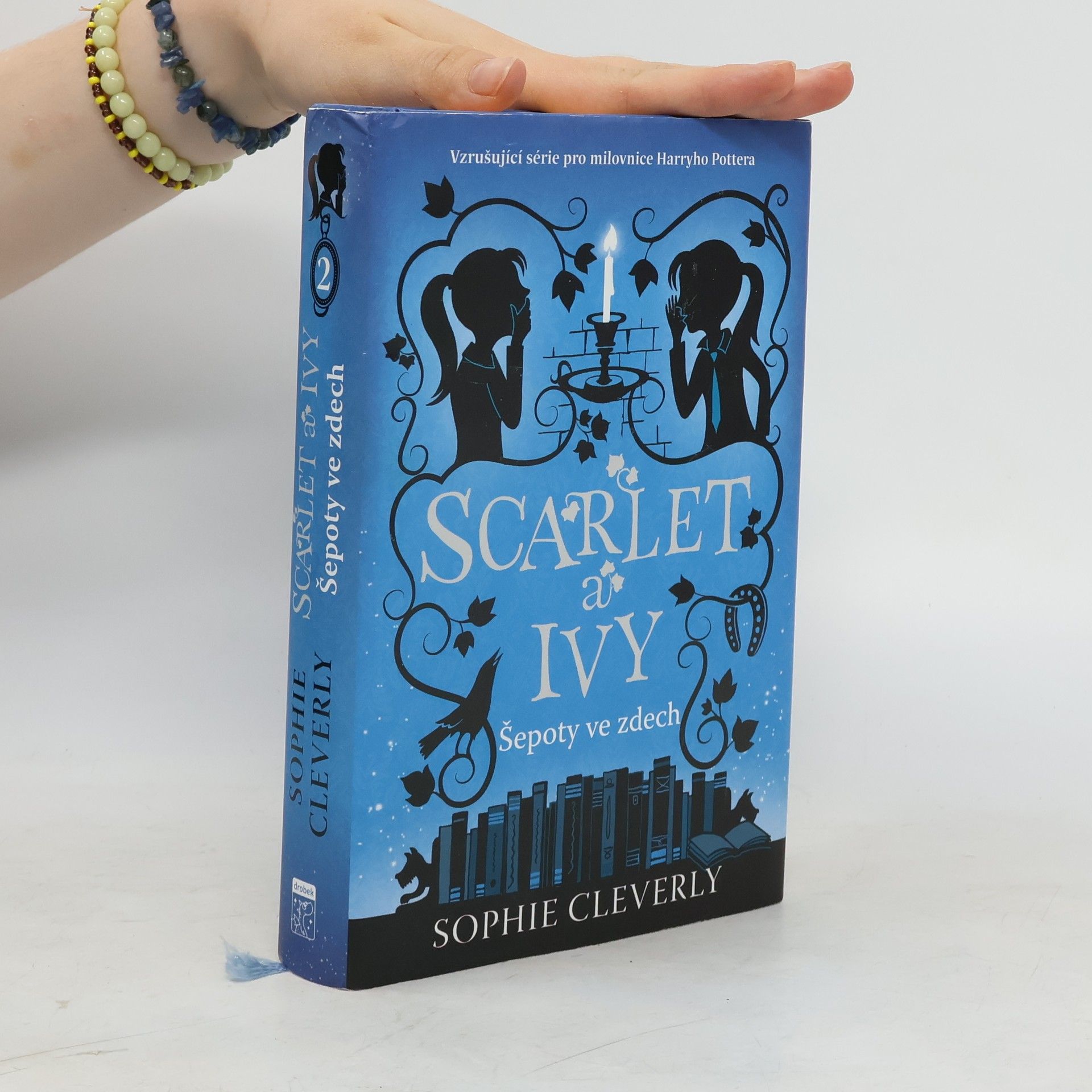 Sophie Cleverly Scarlet a Ivy. Šepoty ve zdech