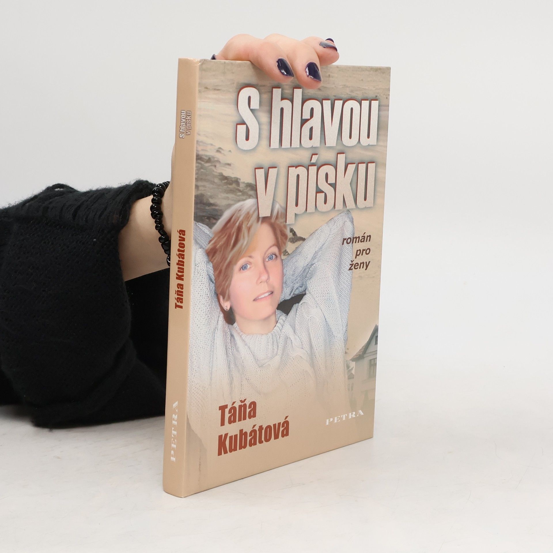Táňa Kubátová S hlavou v písku