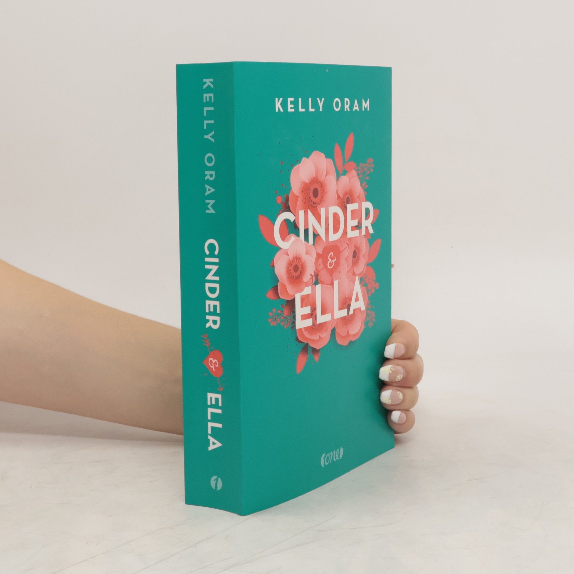 Kelly Oram Cinder & Ella 1