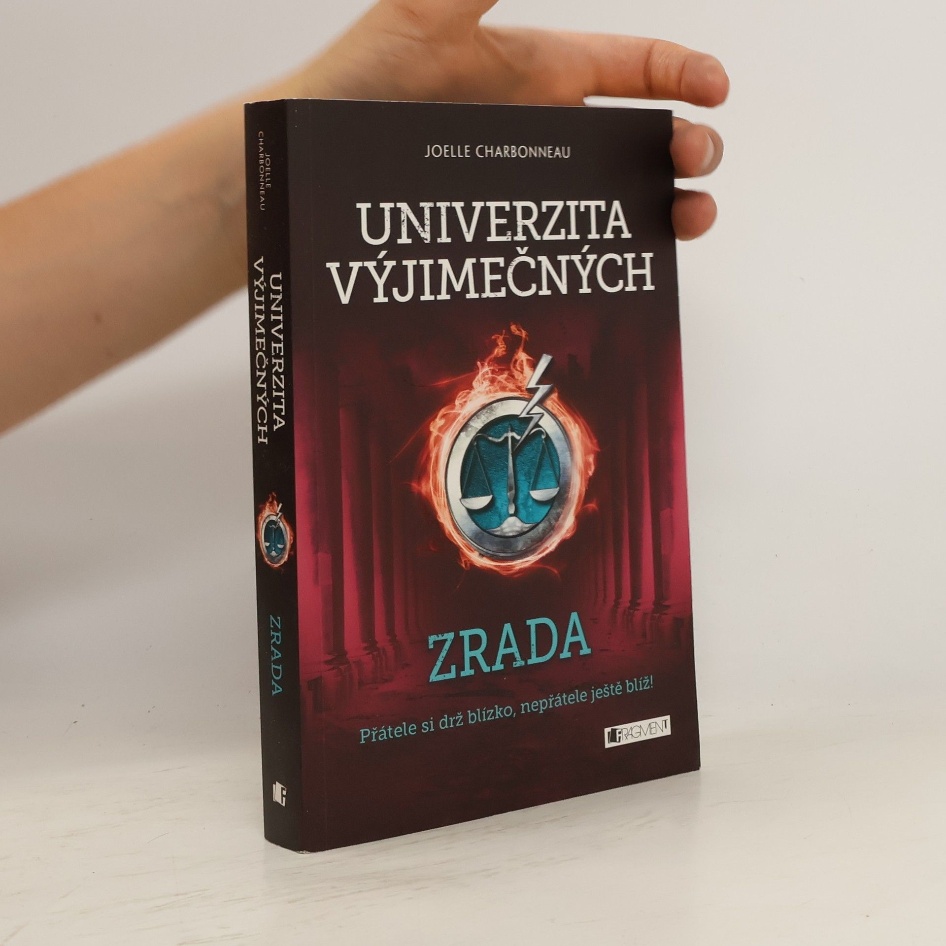 Joelle Charbonneau Univerzita výjimečných. Zrada
