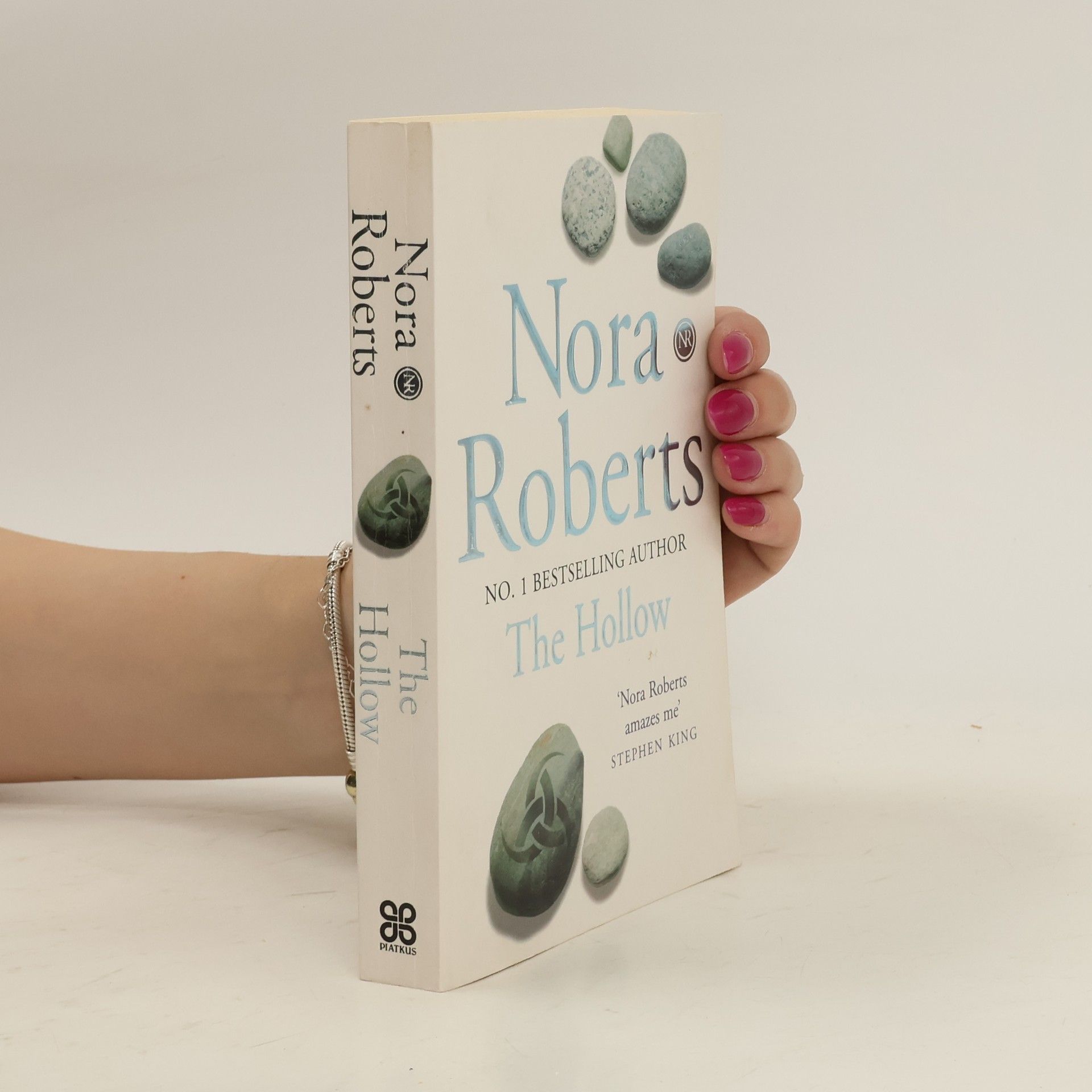 Nora Roberts The Hollow