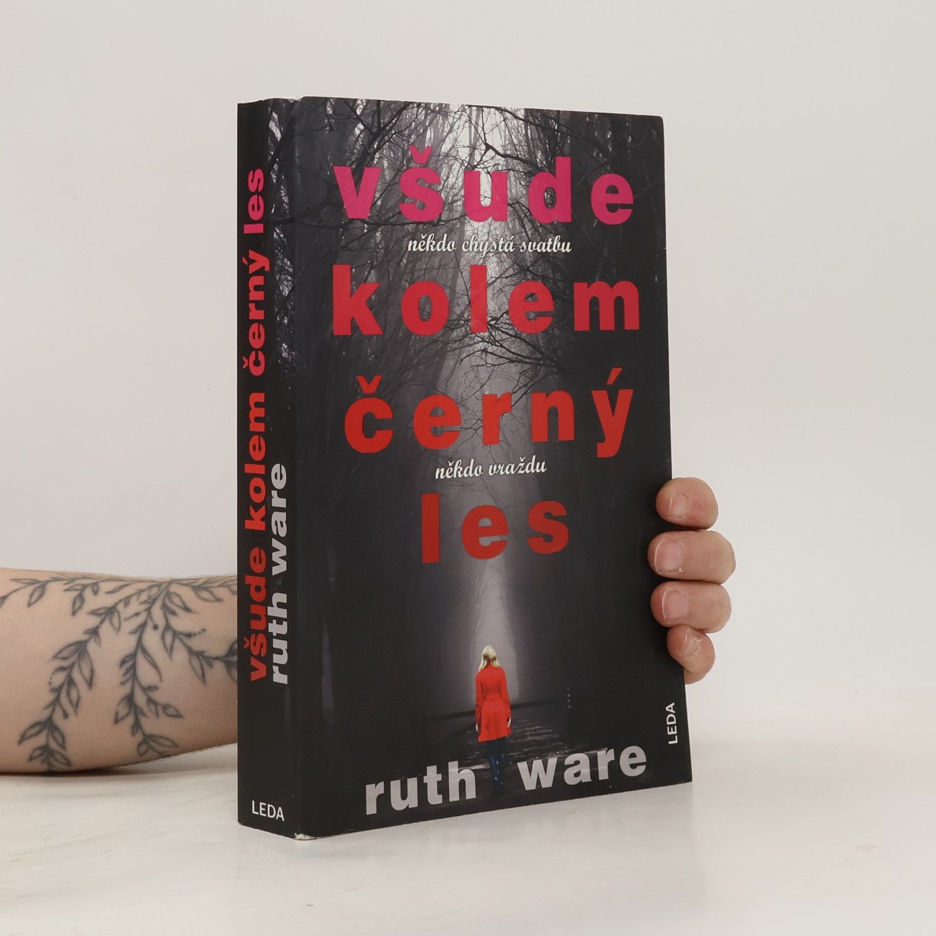Ruth Ware Všude kolem černý les. Někdo chystá svatbu, někdo vraždu