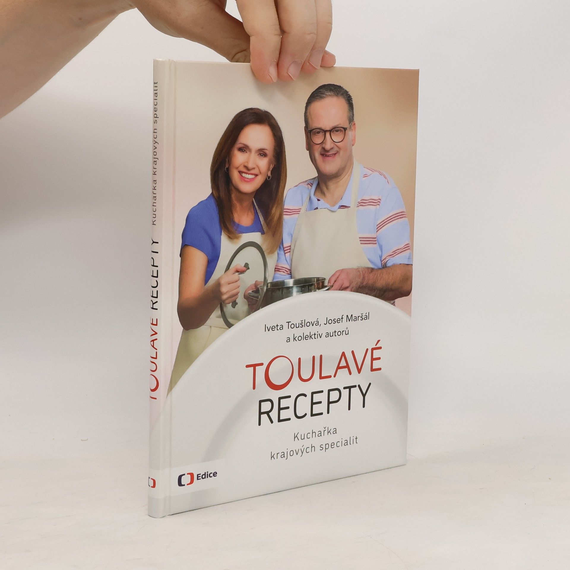 Iveta Toušlová Toulavé recepty : kuchařka krajových specialit