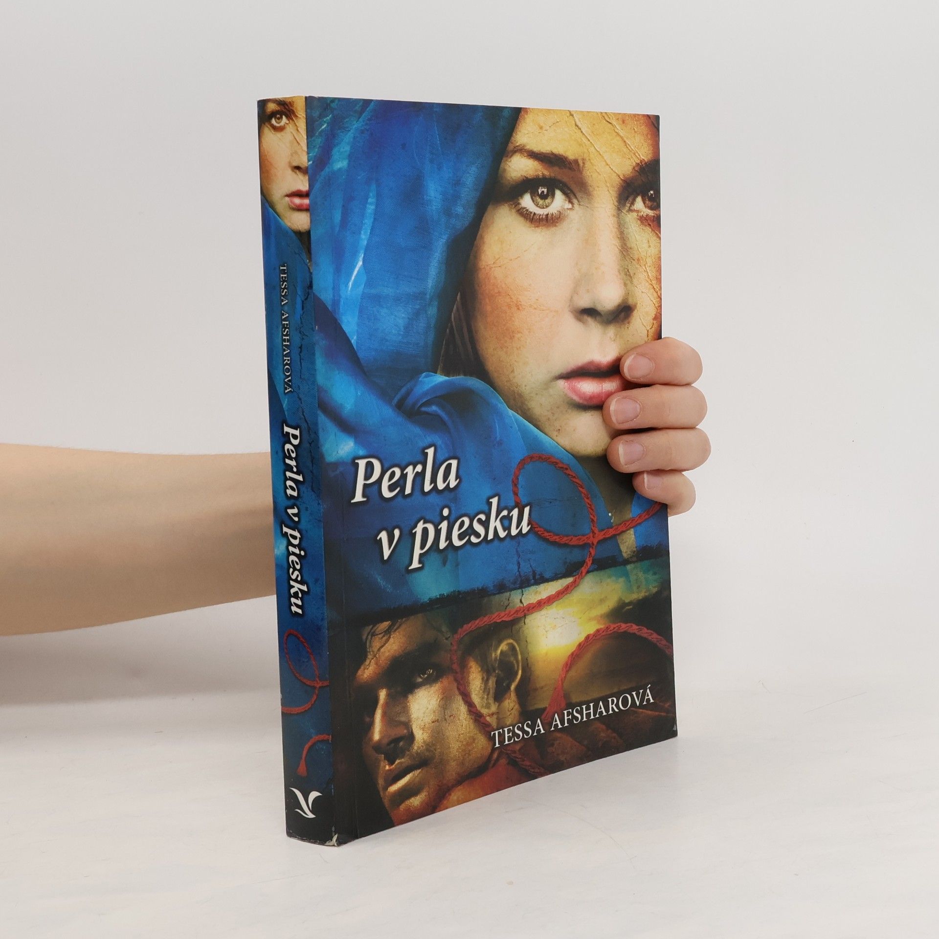 Tessa Afshar Perla v piesku
