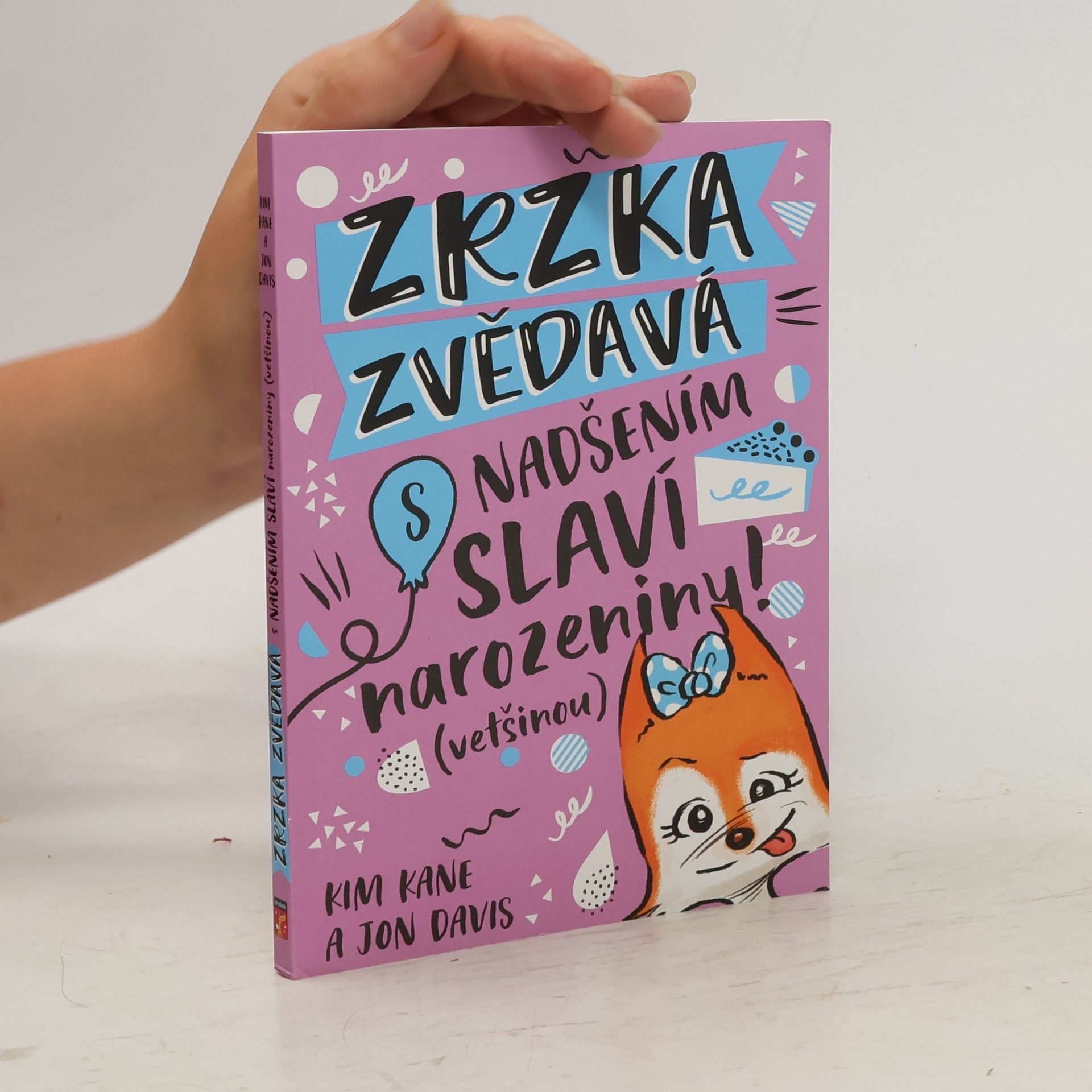 Kim Kane Zrzka Zvědavá s nadšením slaví narozeniny (většinou)
