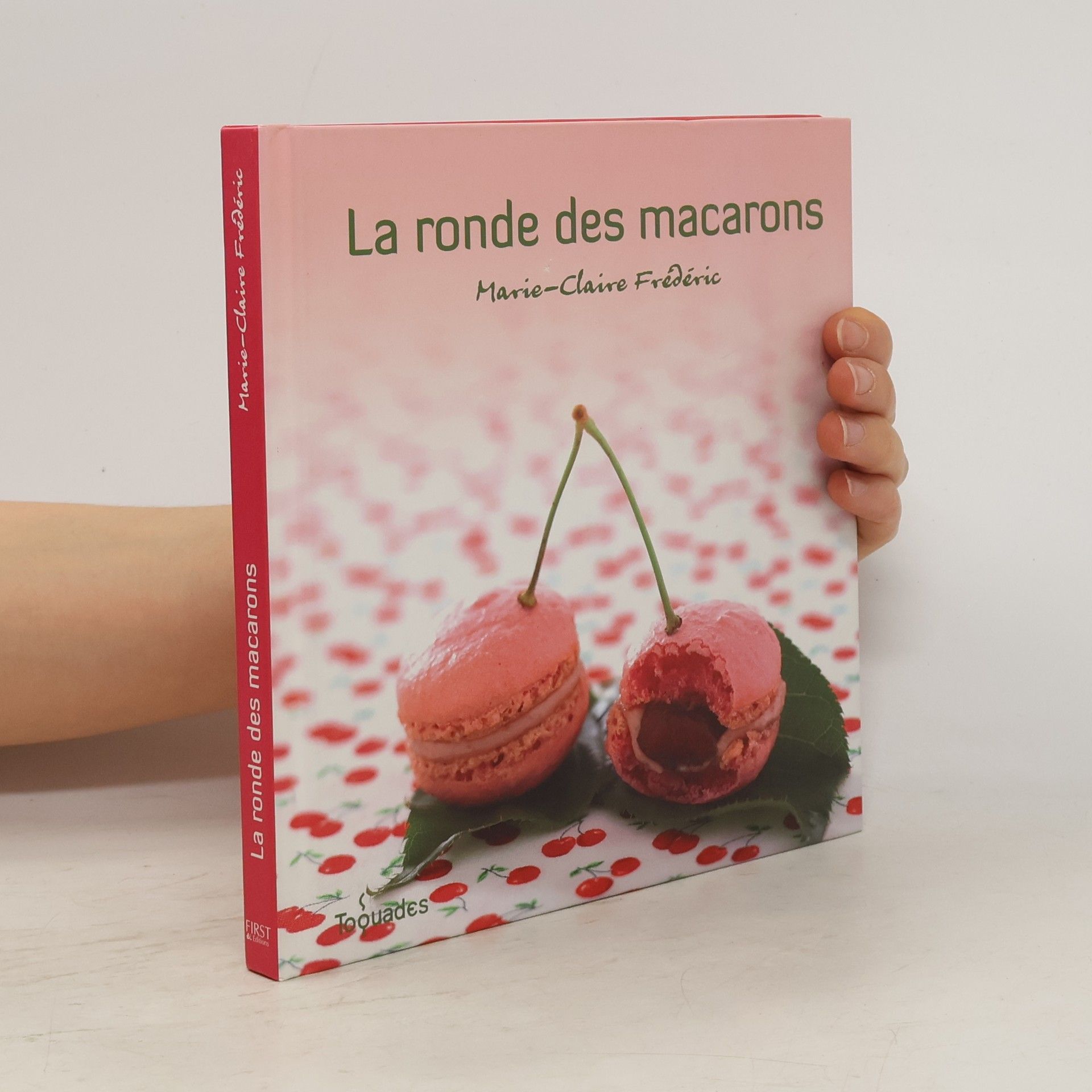 Marie-Claire Frédéric La ronde des macarons