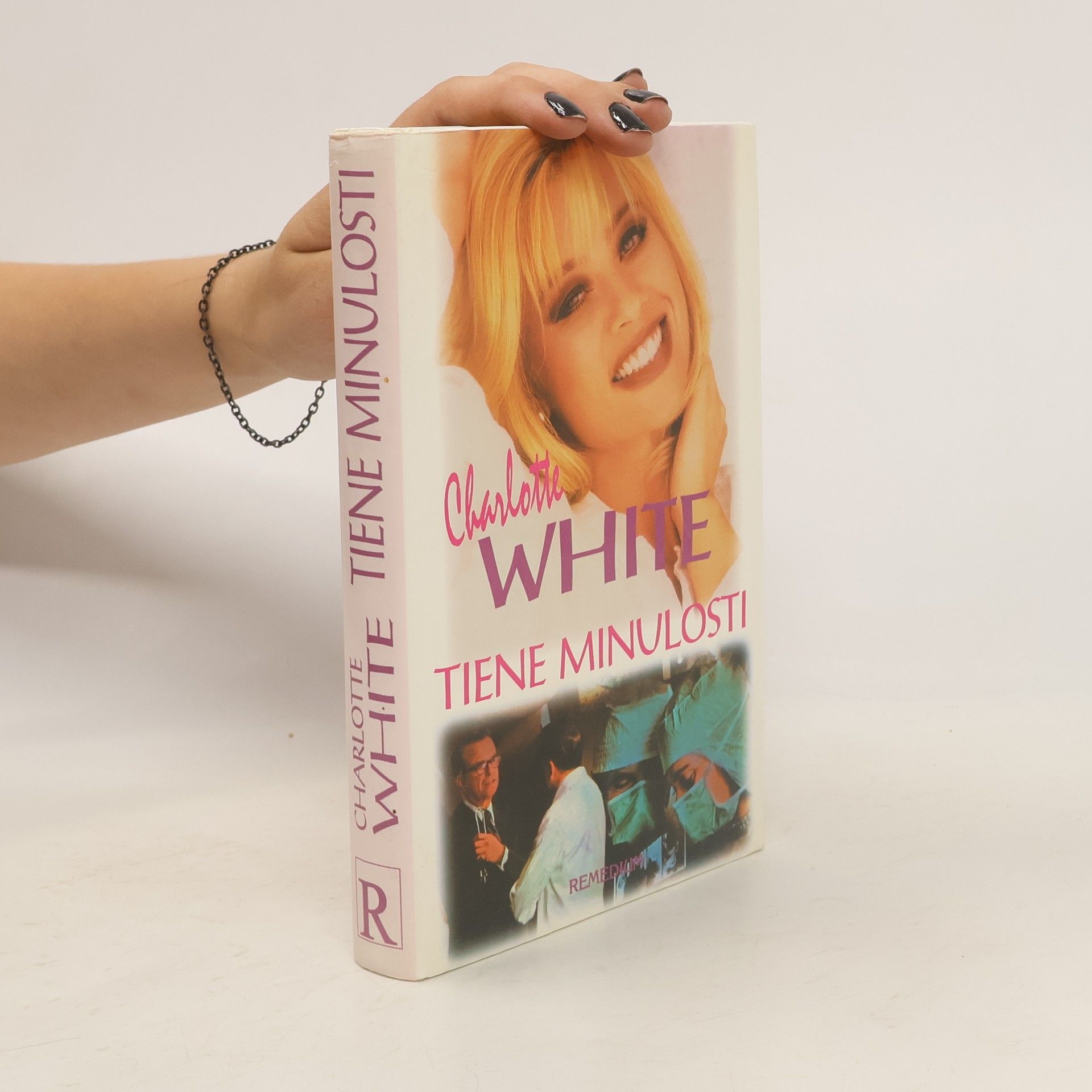 Charlotte White Tiene minulosti