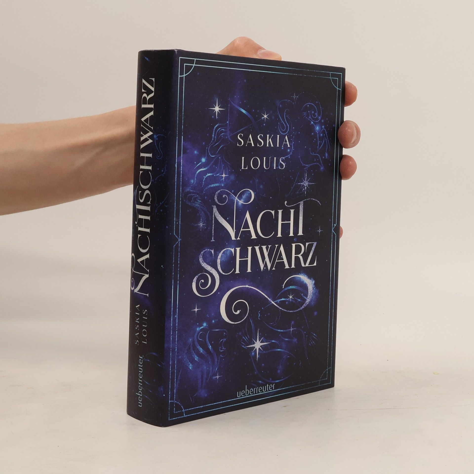 Saskia Louis Nachtschwarz (Nachtschwarz-Sternenhell, Bd. 1) Aufregende Urban-Fantasy-Dilogie über die Magie der Sterne und eine große Liebe – Buchumschlag mit Perlmuttglanzeffekt + Character Card in der 1. Auflage!