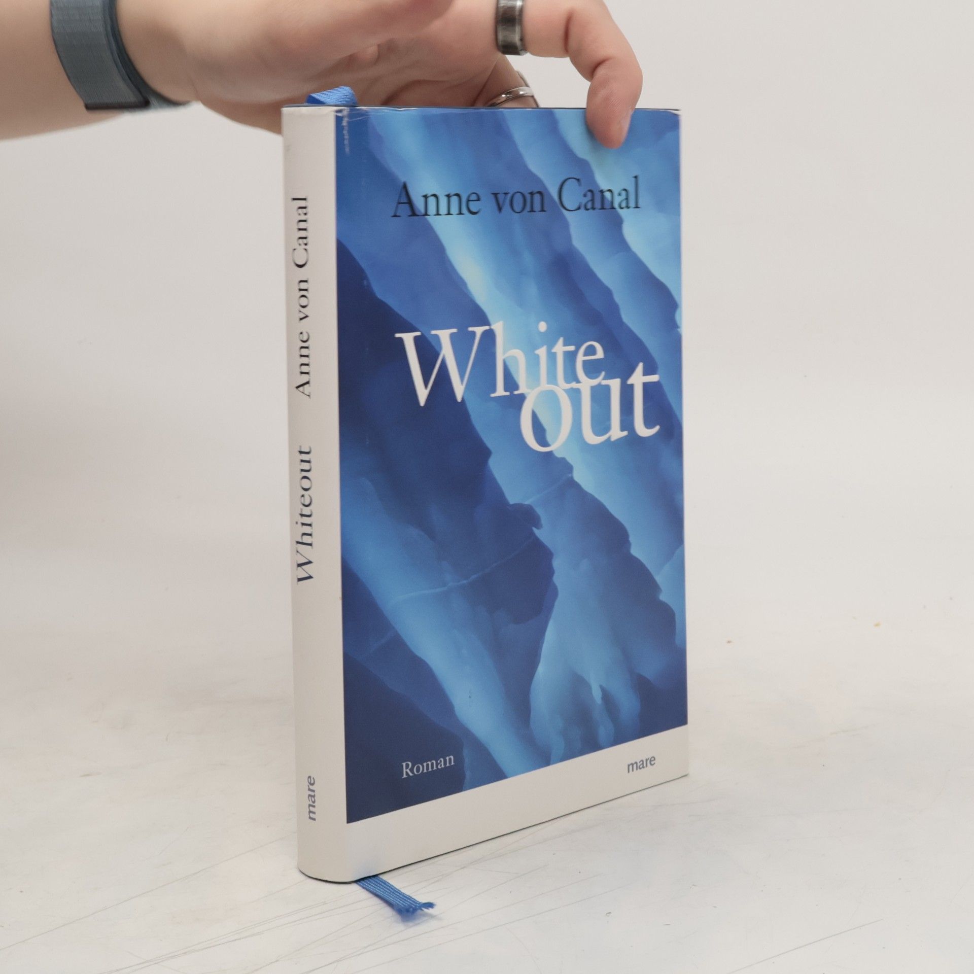 Anne von Canal Whiteout
