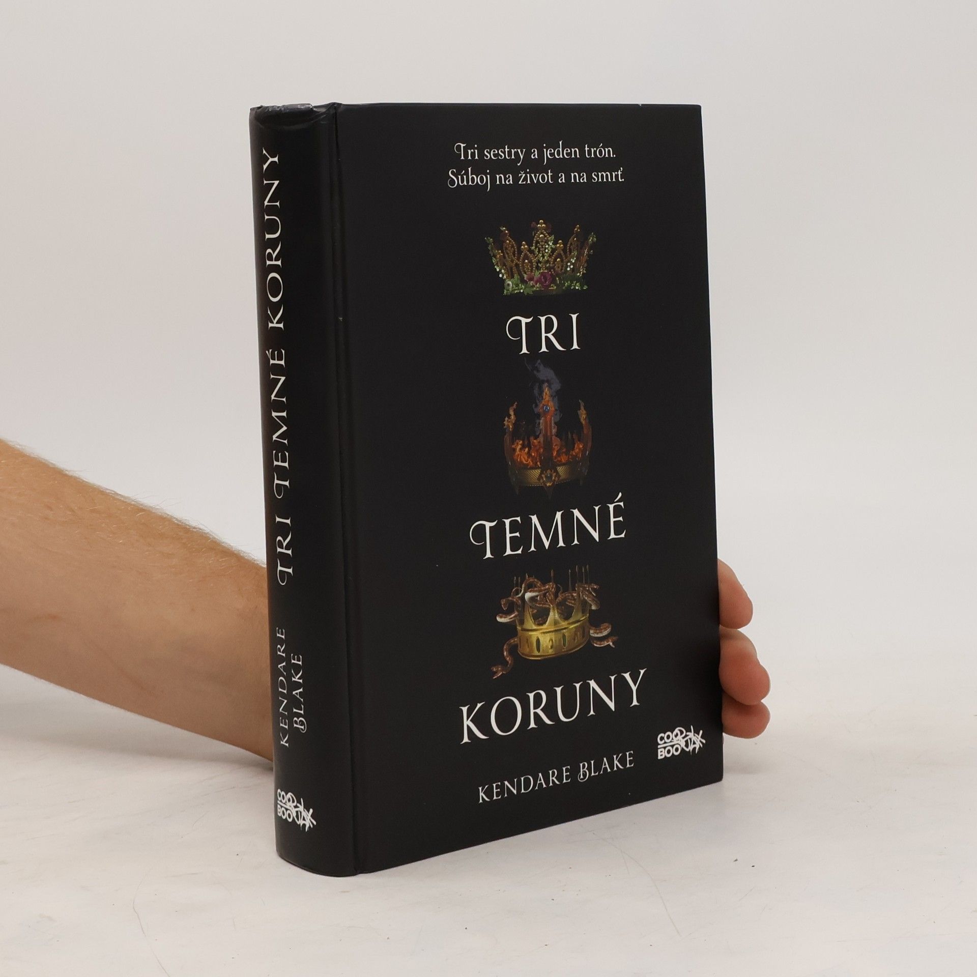 Kendare Blake Tri temné koruny