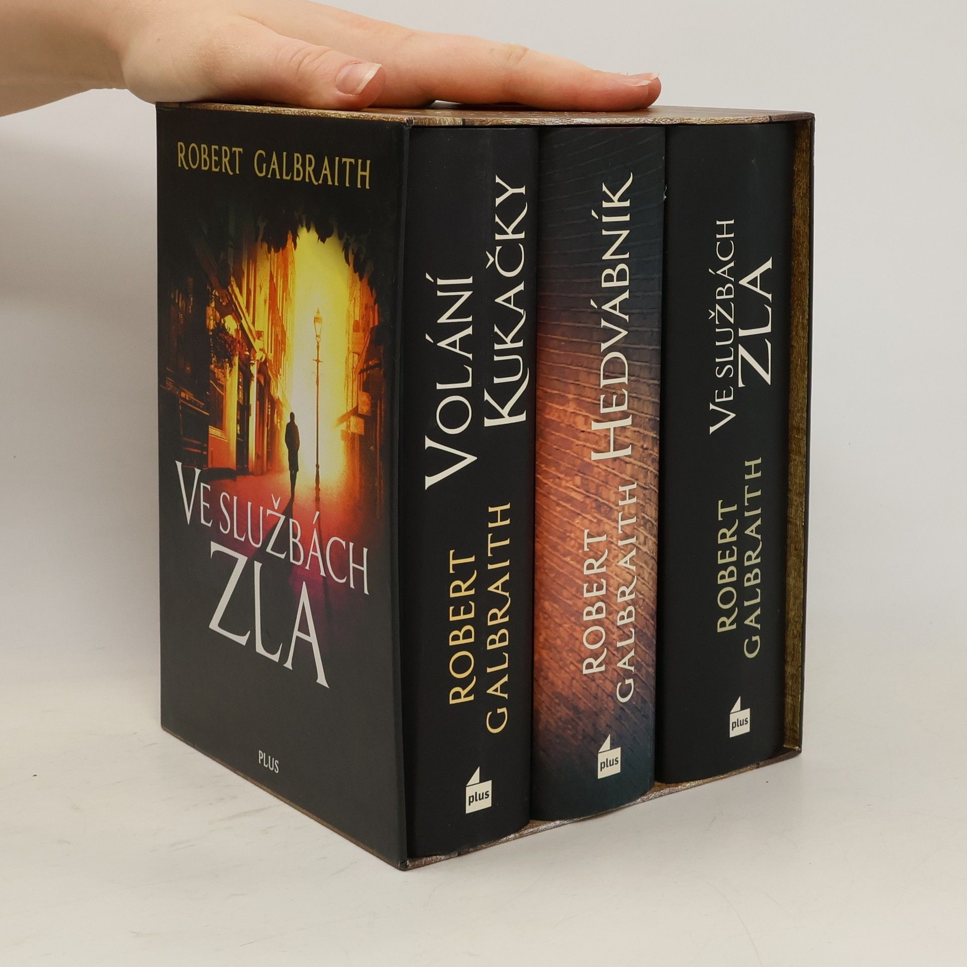 J. K. Rowling Volání kukačky. Hedvábník. Ve službách zla
