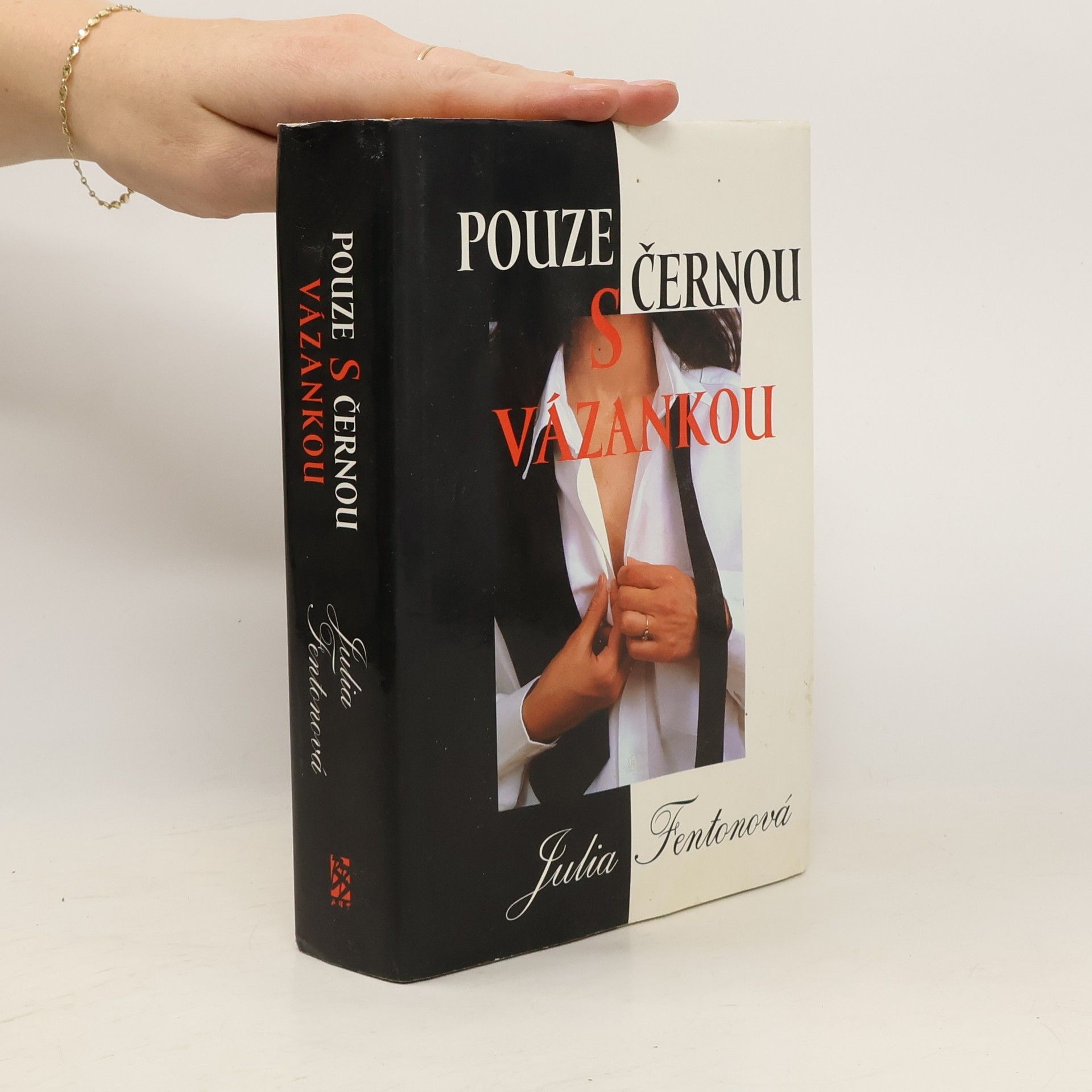 Julia Fenton Pouze s černou vázankou