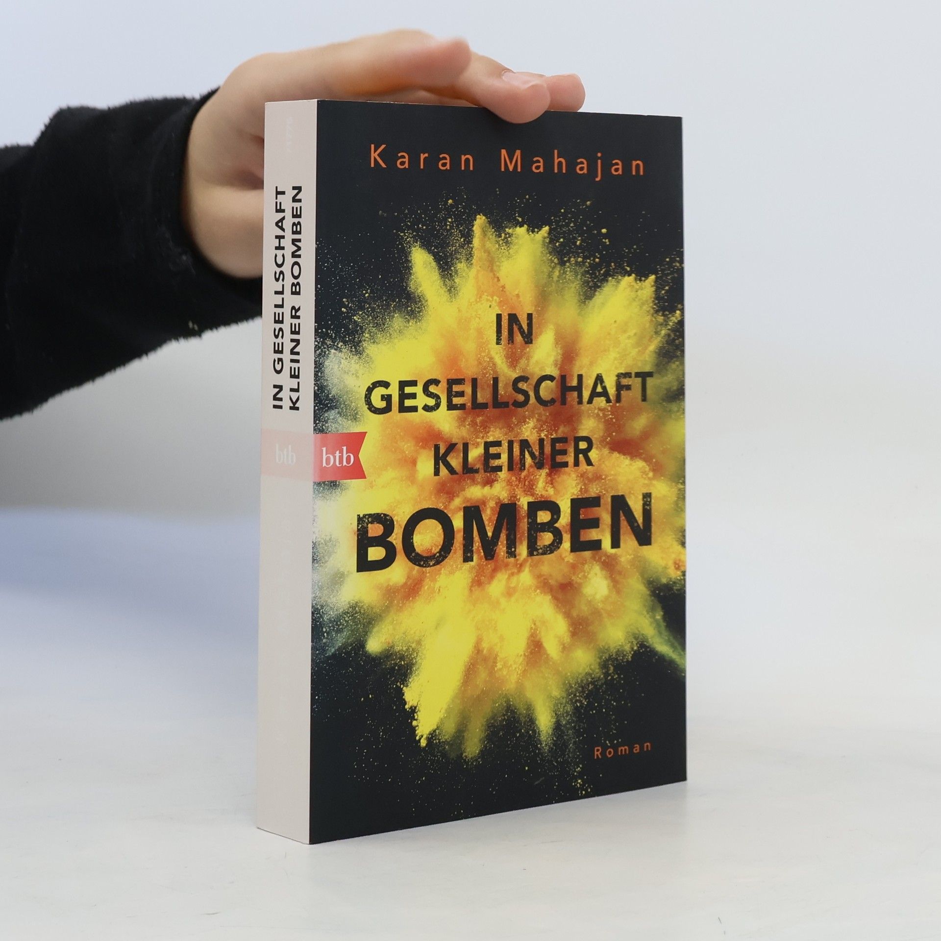 Karan Mahajan In Gesellschaft kleiner Bomben