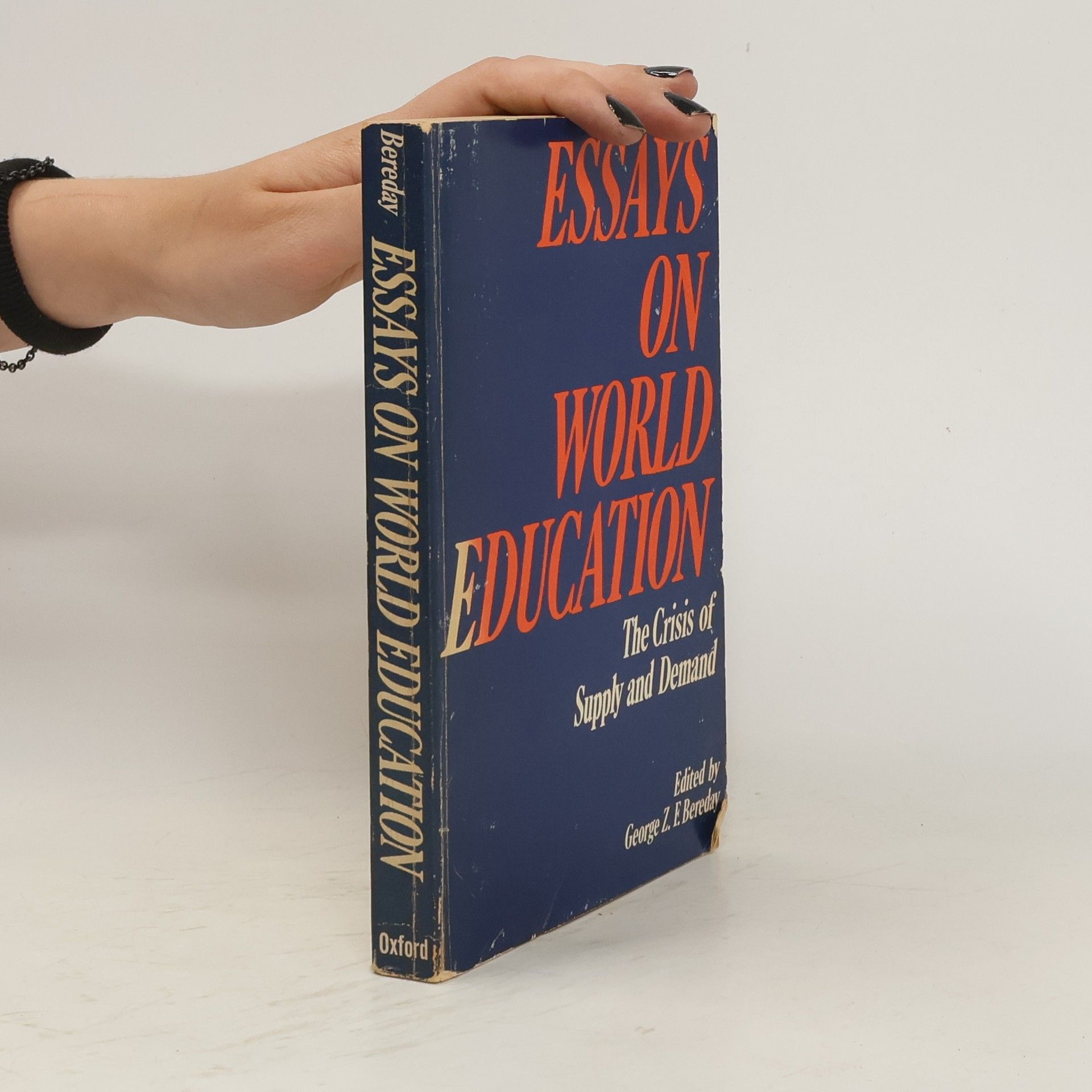 Autores varios Essays on World Education