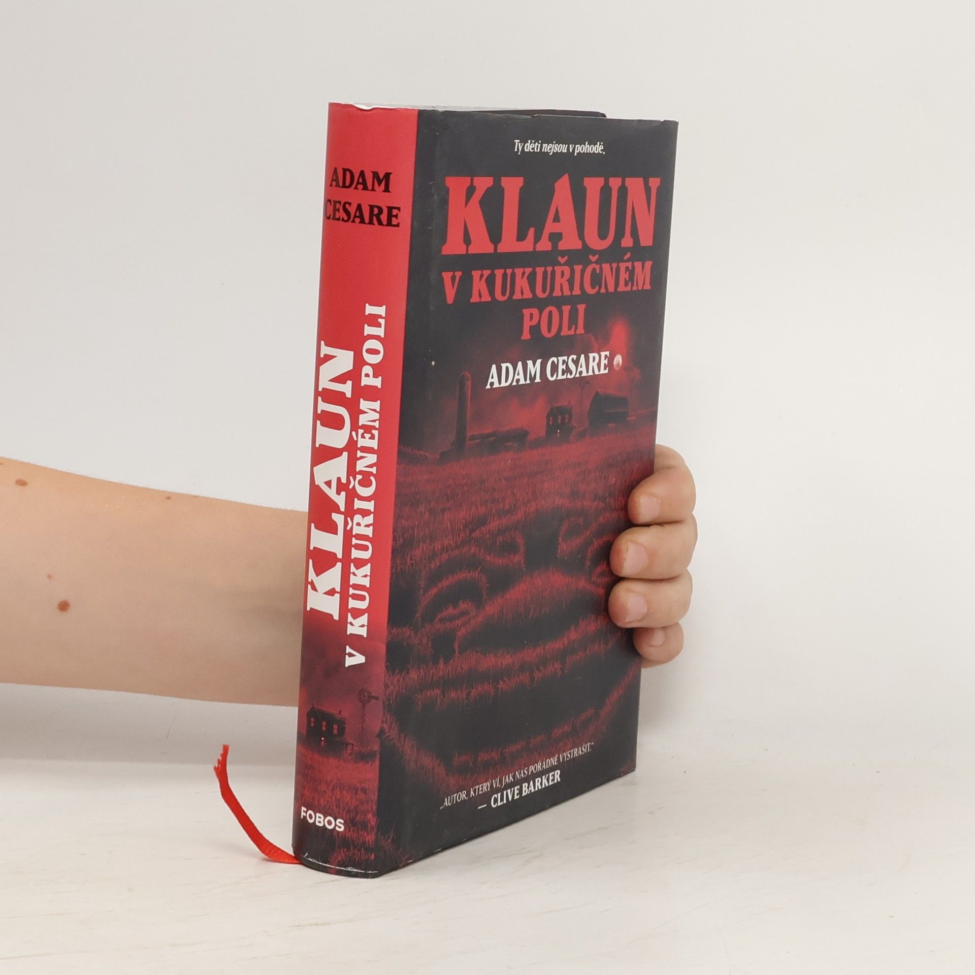Adam Cesare Klaun v kukuřičném poli