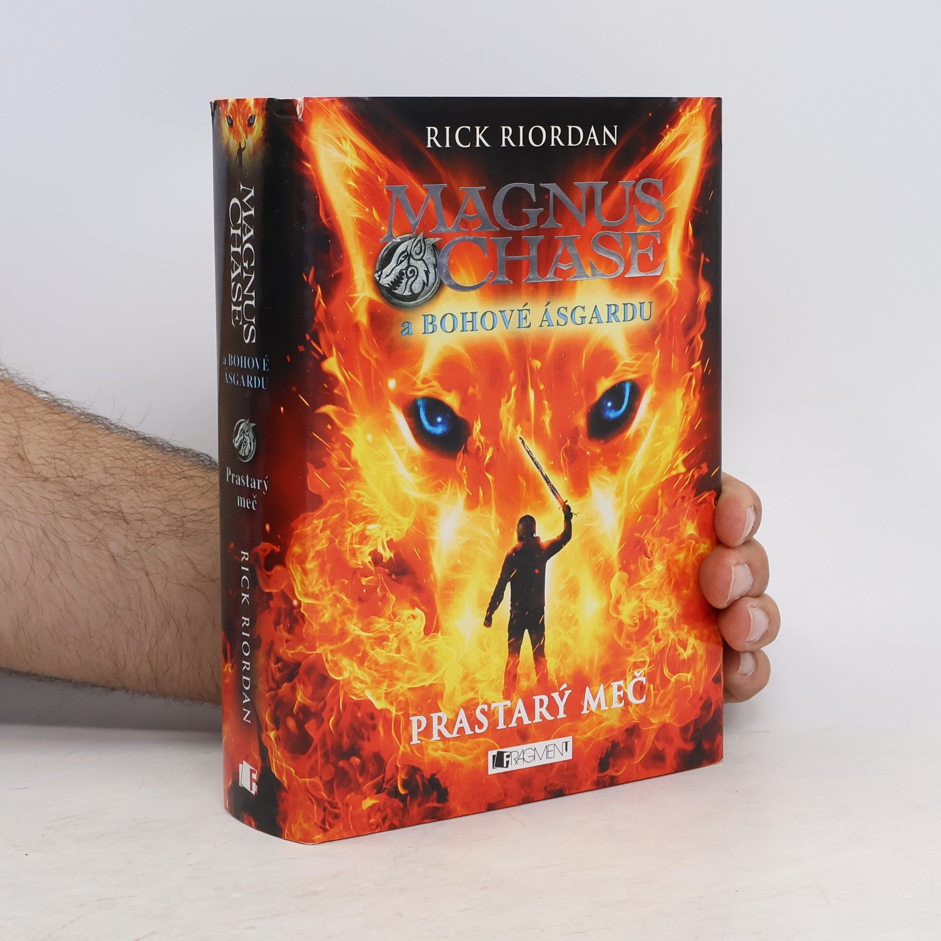 Rick Riordan Magnus Chase a bohové Ásgardu. Prastarý meč