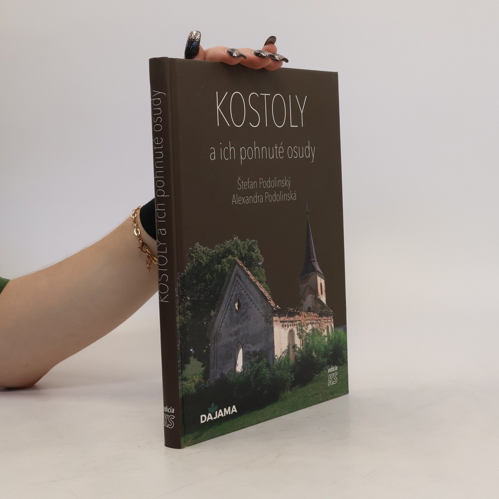 Alexandra Podolinská Kostoly a ich pohnuté osudy