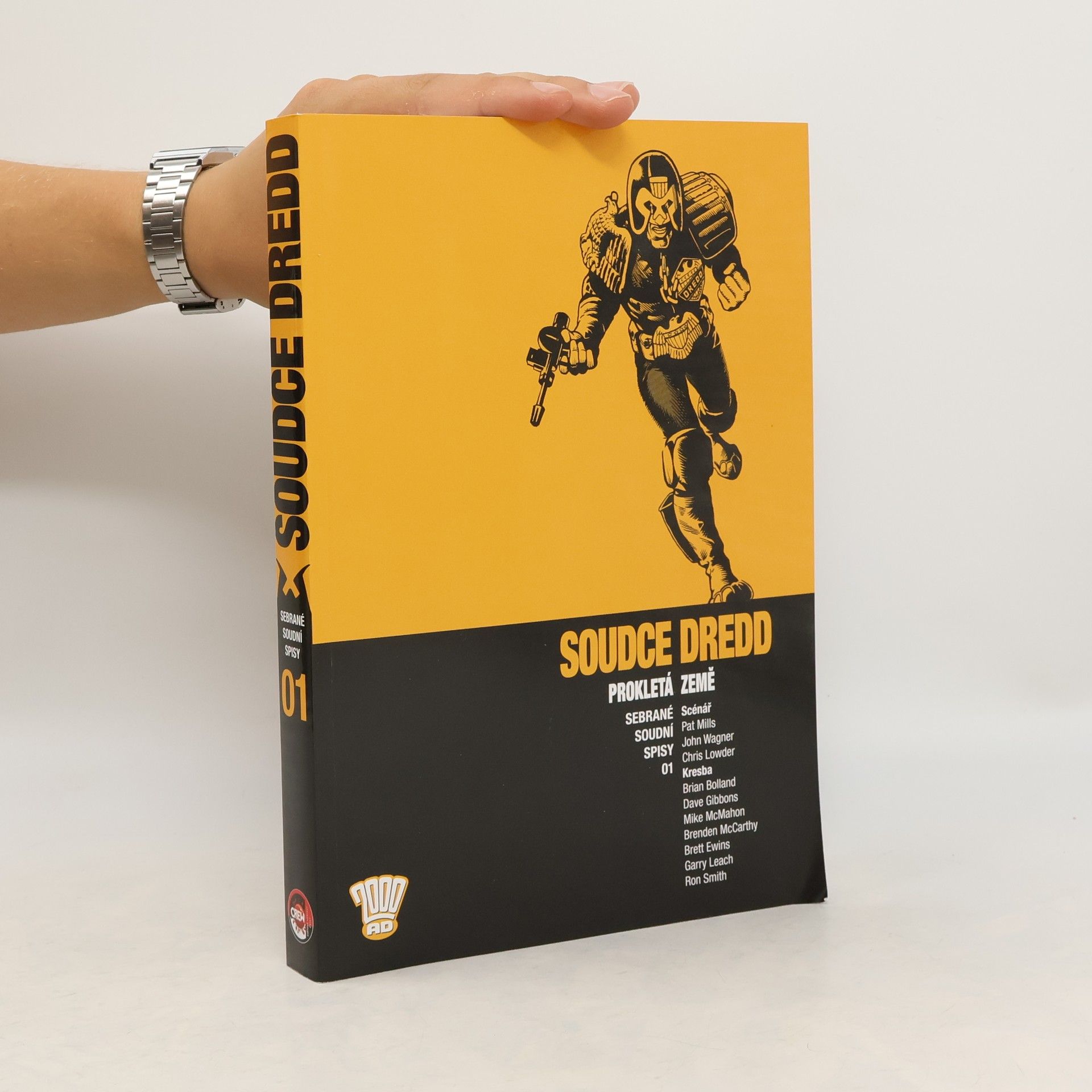 Pat Mills Soudce Dredd: Sebrané soudní spisy 01 - Prokletá země