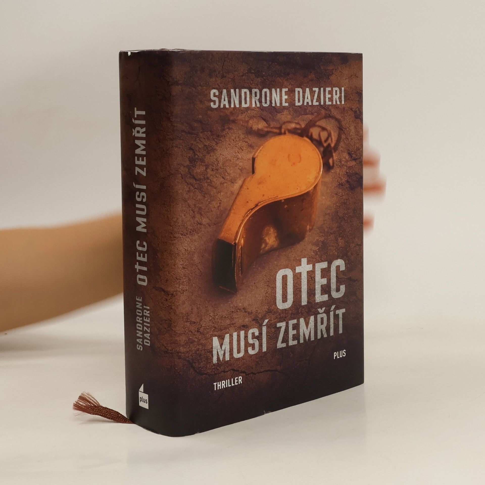 Sandrone Dazieri Otec musí zemřít