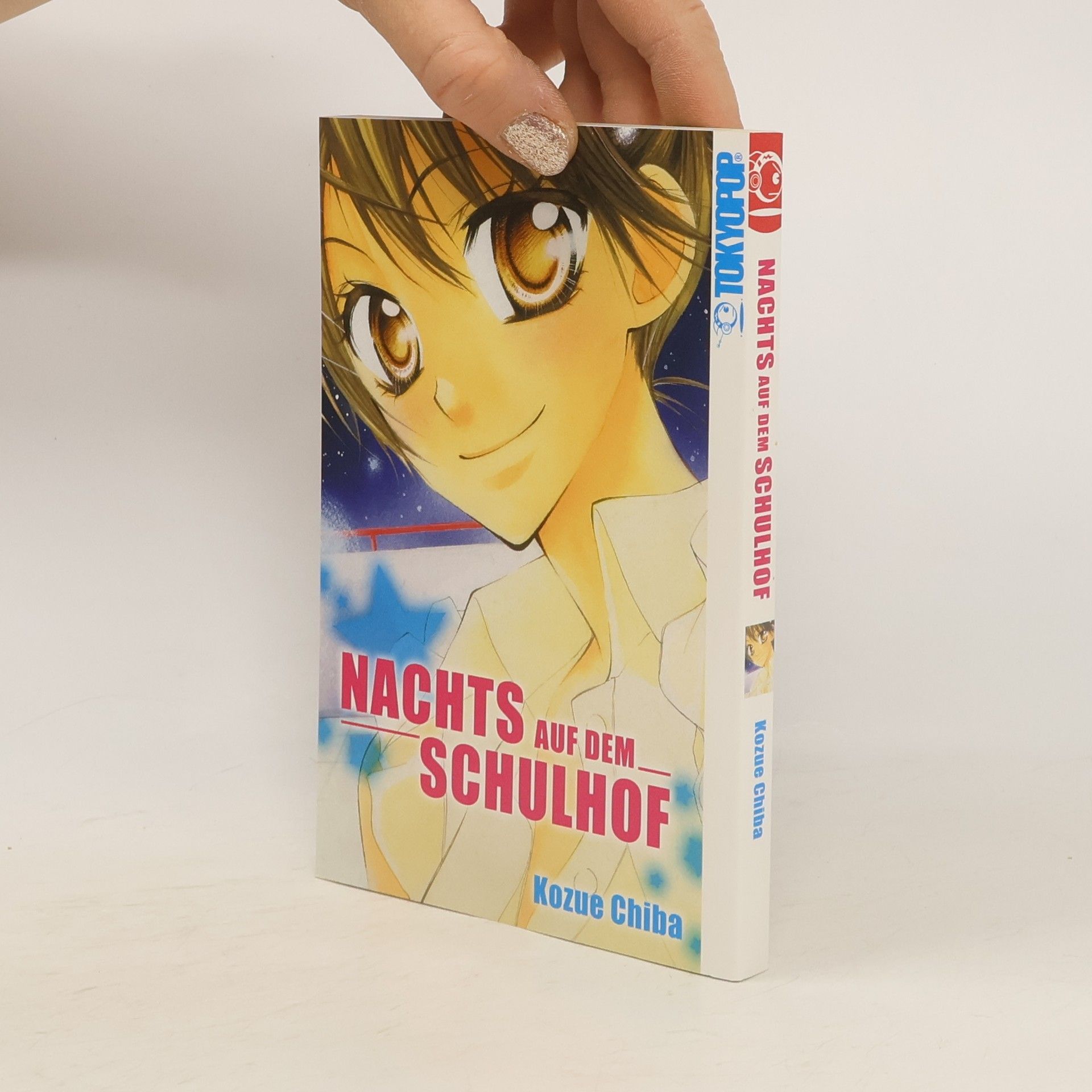Kozue Chiba Nachts auf dem Schulhof