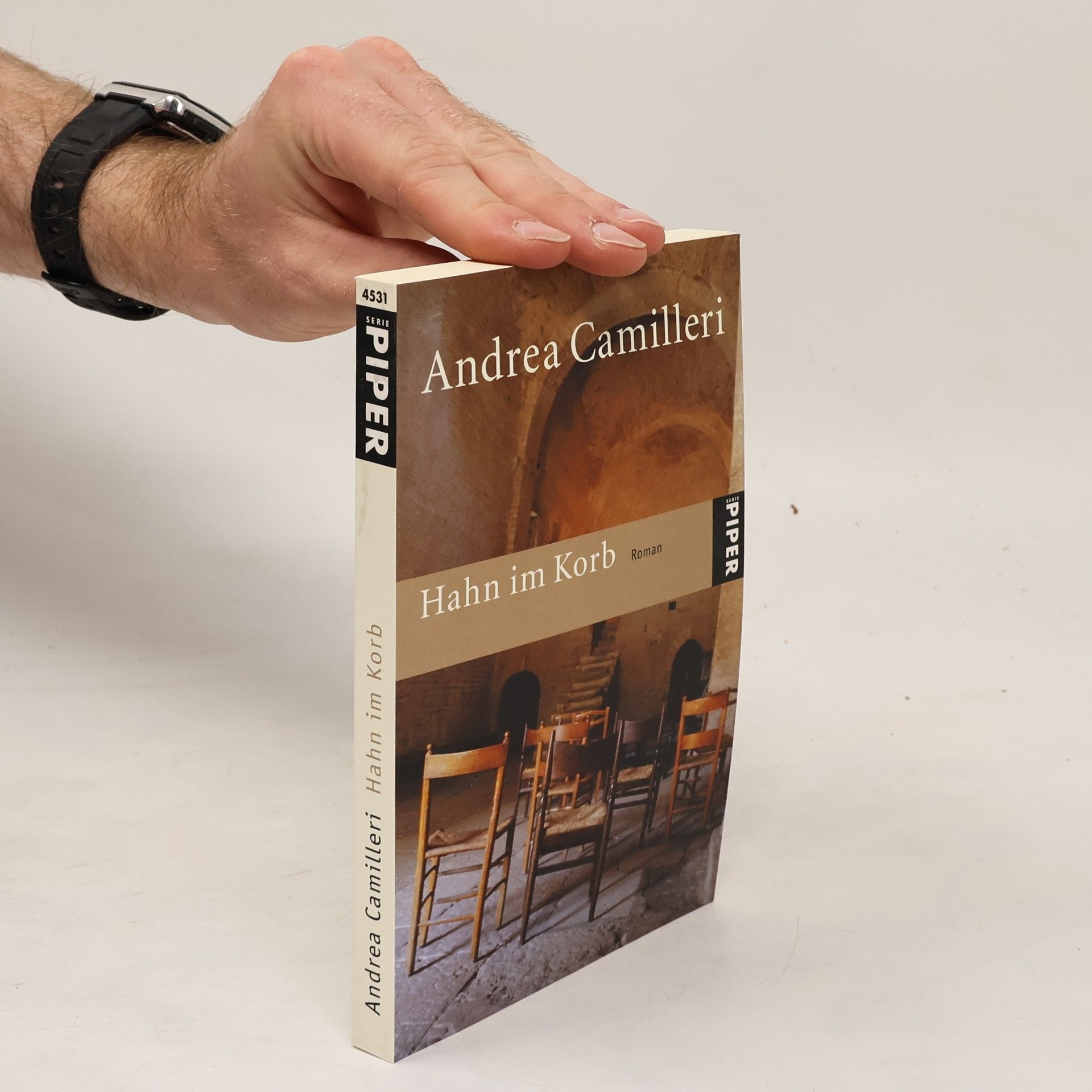 Andrea Camilleri Hahn im Korb