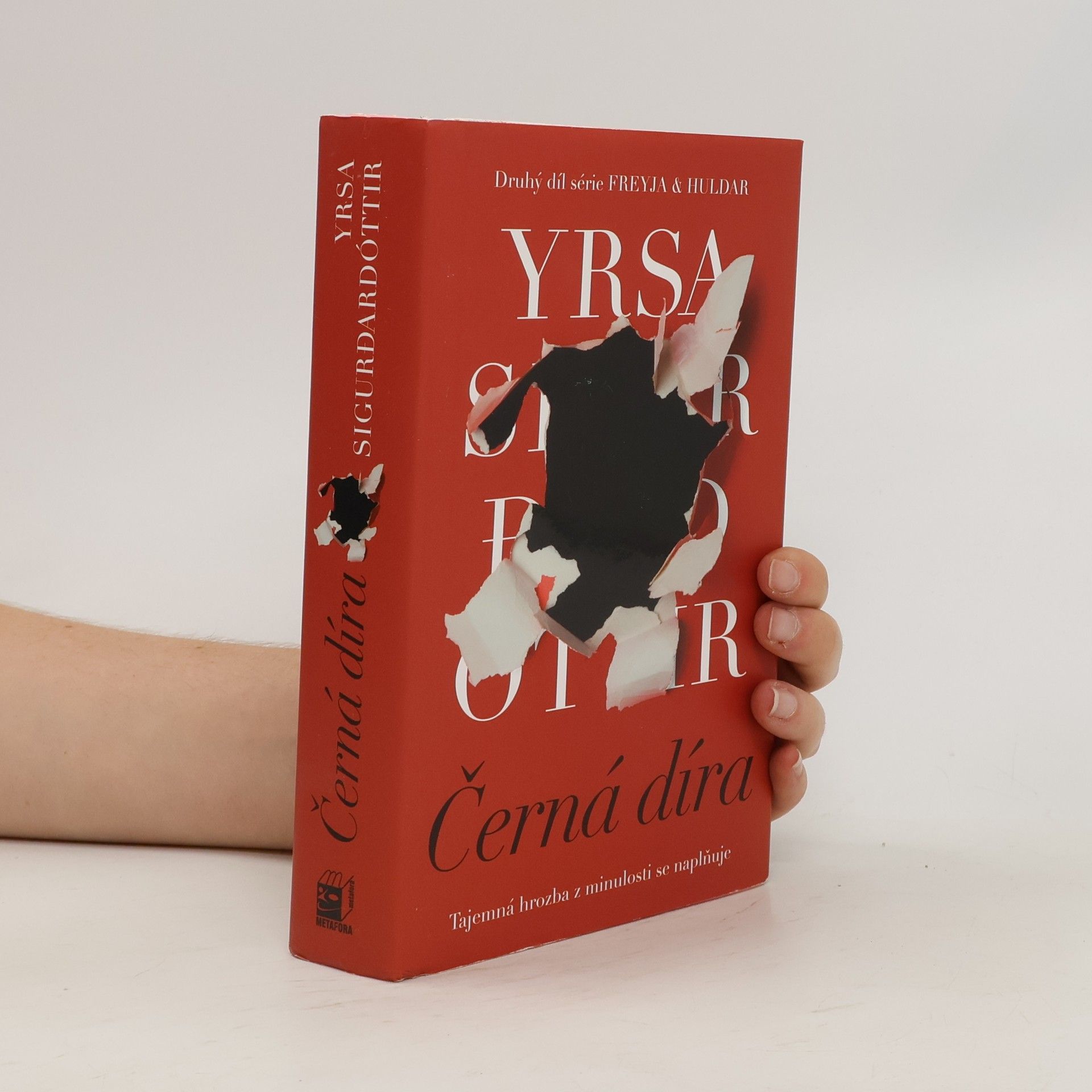 Yrsa Sigurðardóttir Černá díra