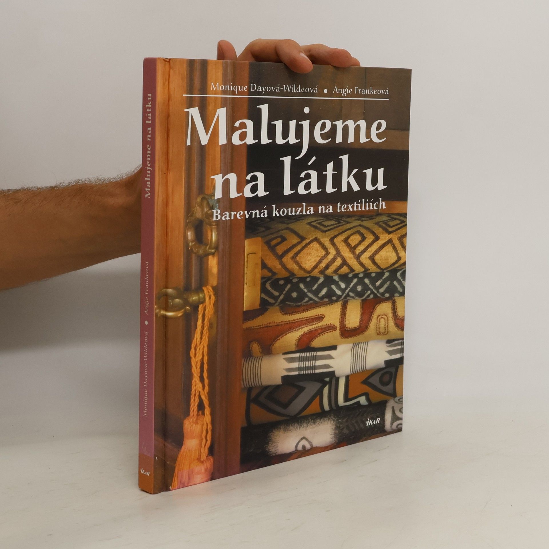 Monique Day-Wilde Malujeme na látku: Barevná kouzla na textiliích