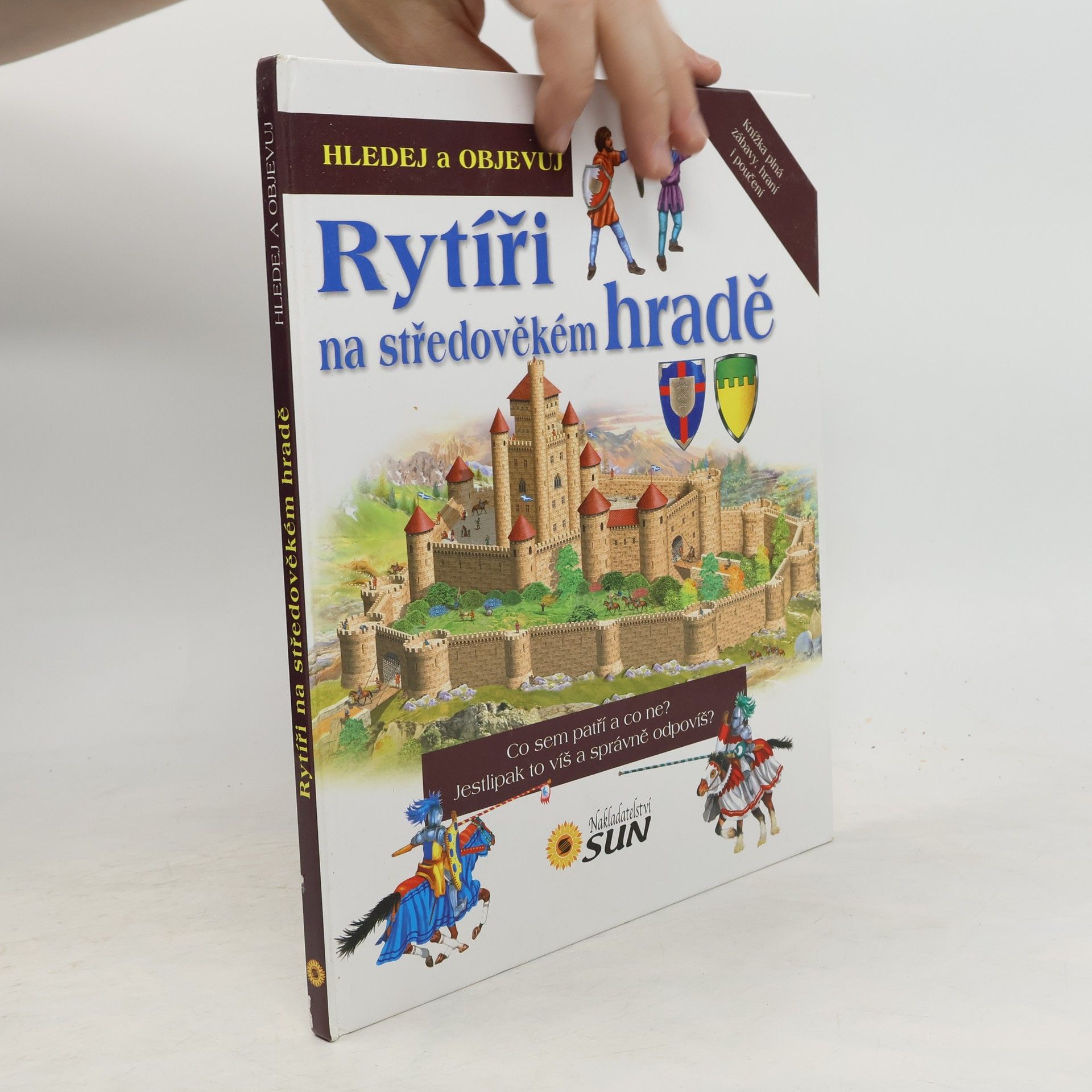 Francisca Valiente Rytíři na středověkém hradě