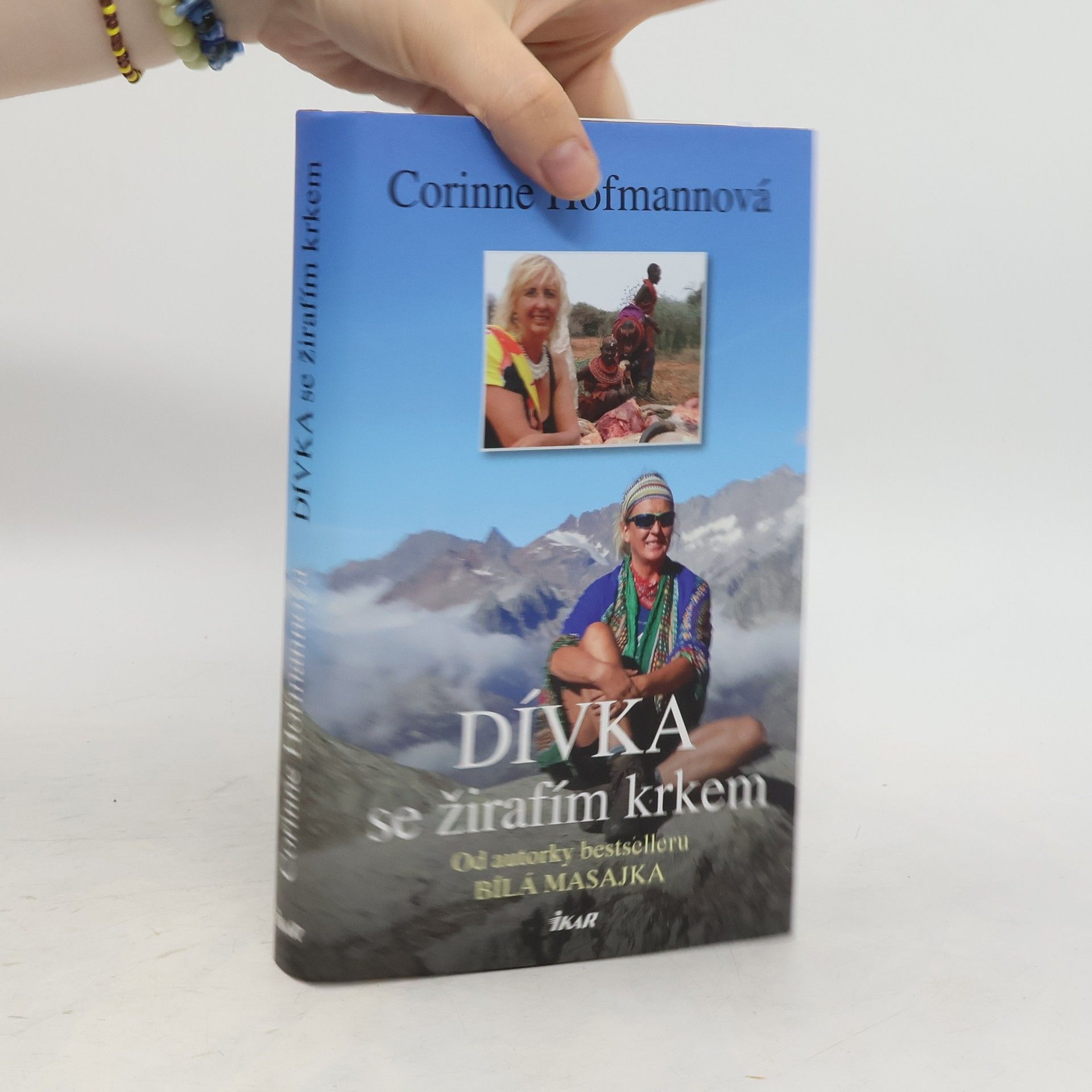 Zuzana Schneiderová Dívka se žirafím krkem