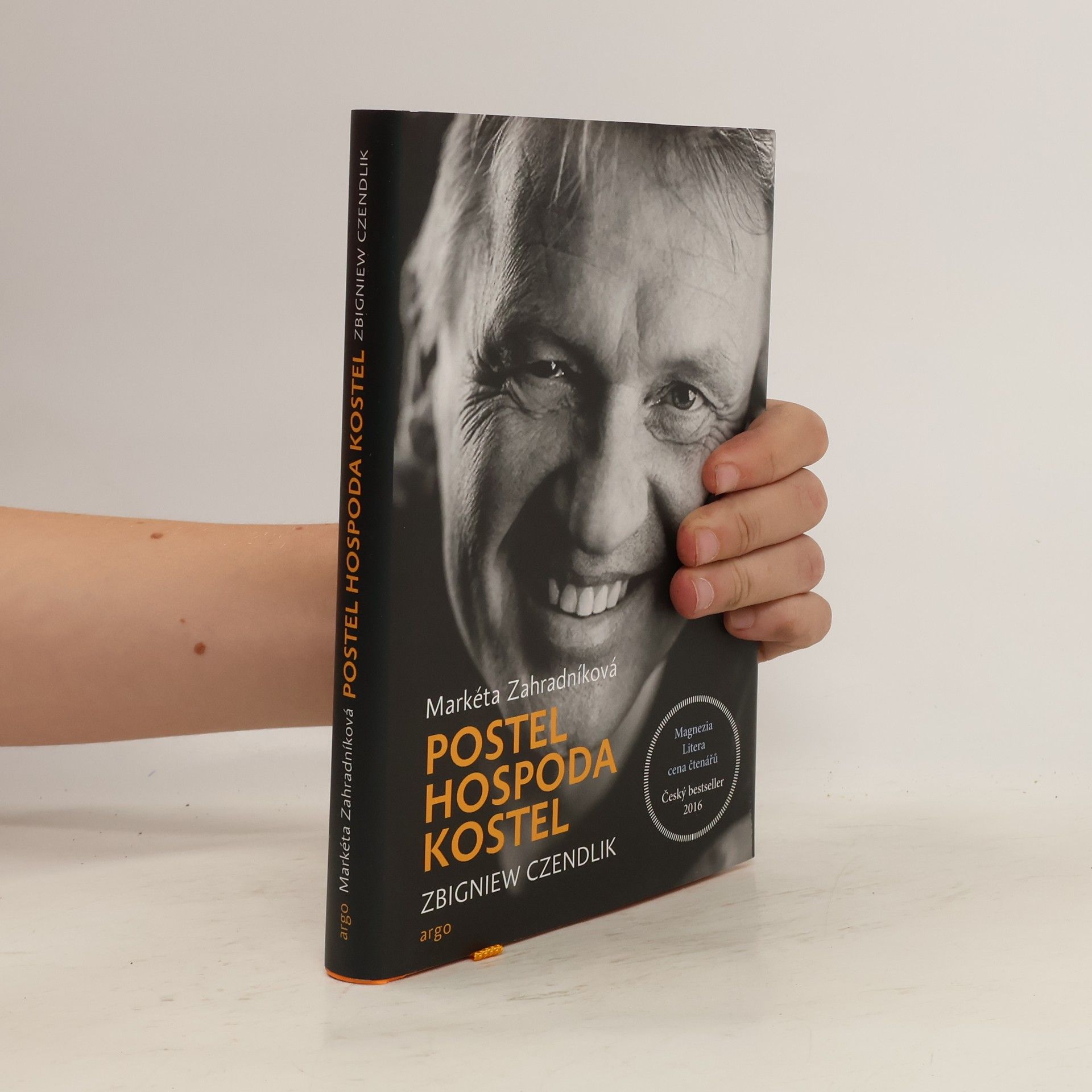 Postel, hospoda, kostel