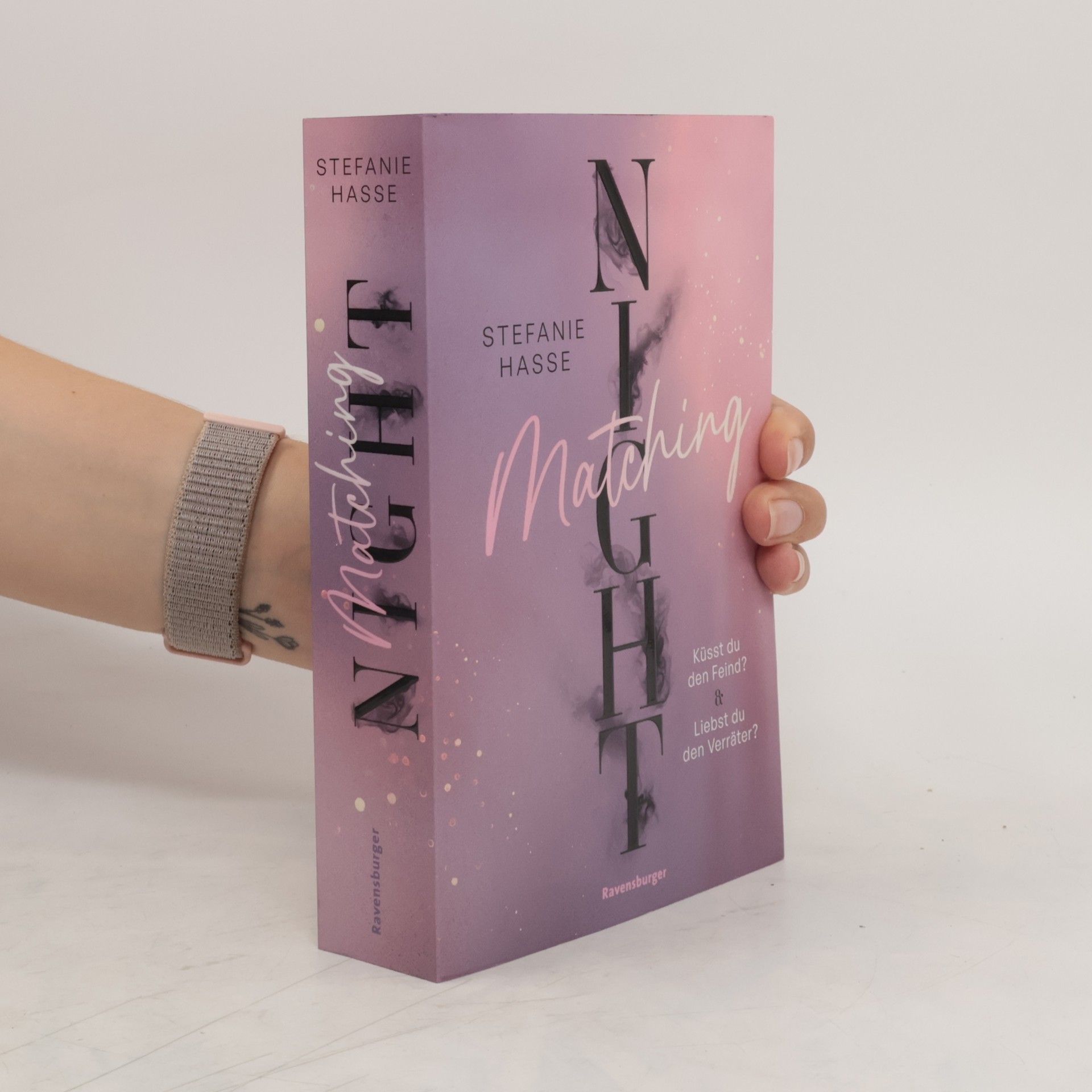 Stefanie Hasse Matching Night, Band 1 & 2: Küsst du den Feind? & Liebst du den Verräter? (Limitierte Ausgabe mit Farbschnitt Doppelband New Adult Romantic Suspense 1. Platz beim Lovelybooks Community Award)