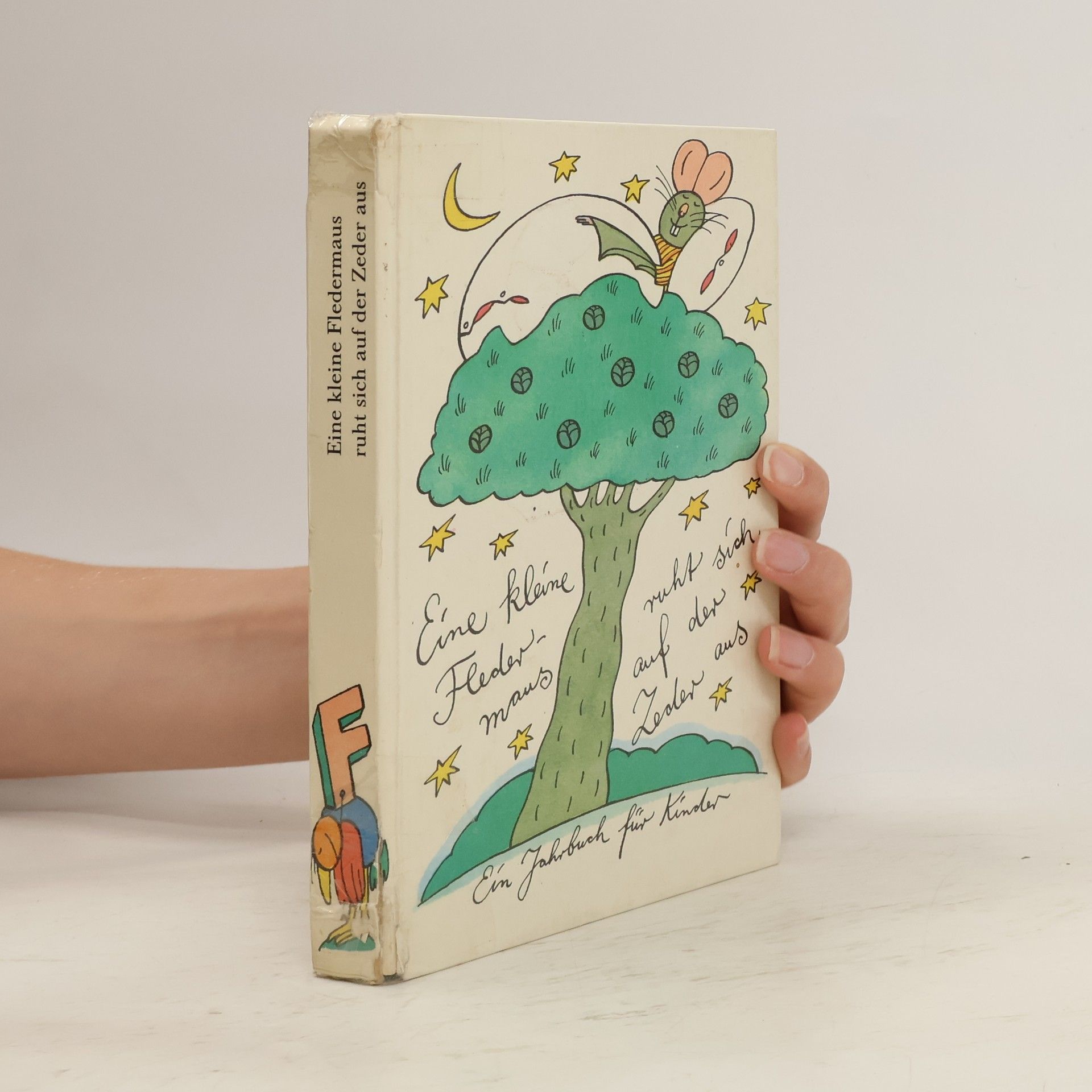 Autores varios Eine kleine Fledermaus ruht sich auf der Zeder aus