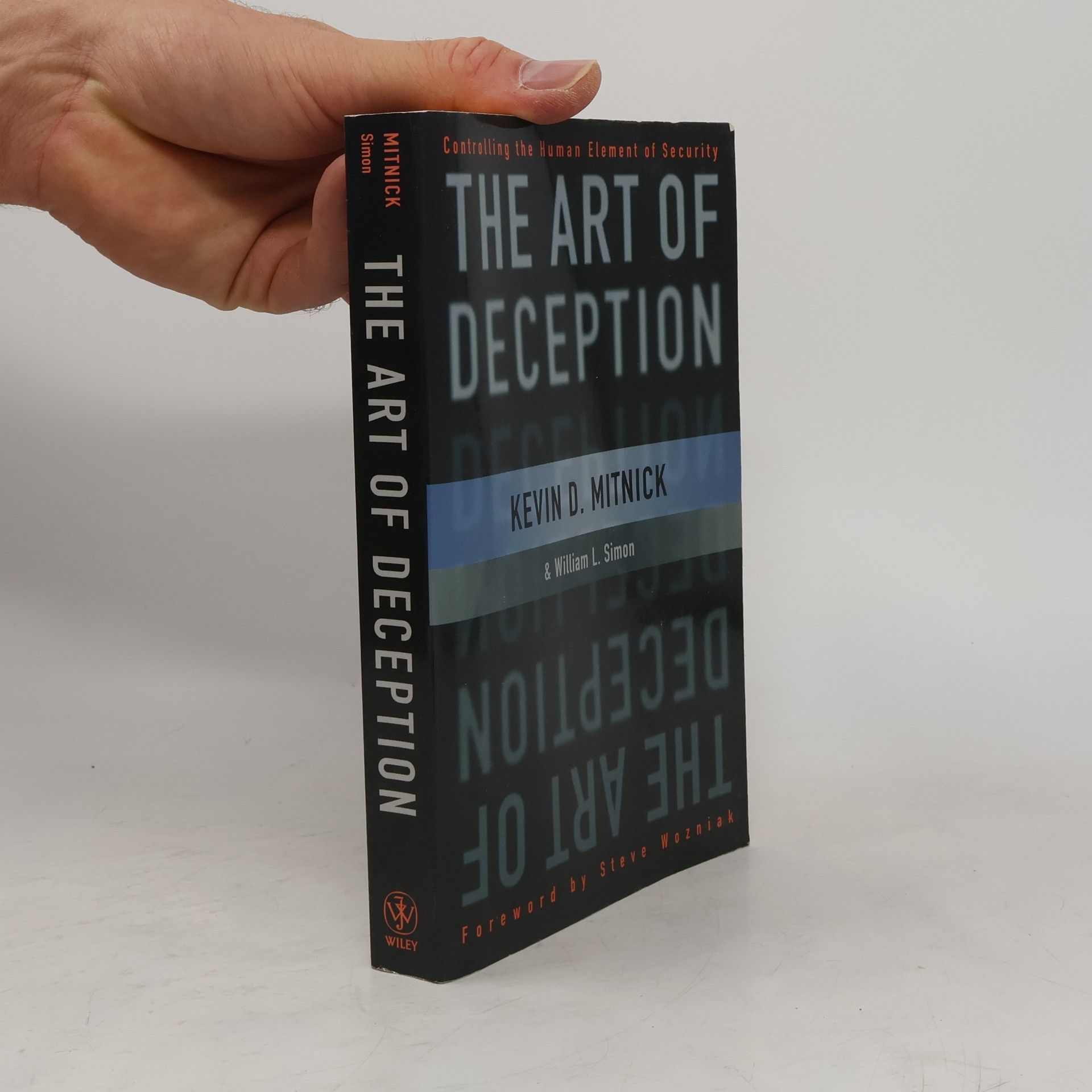 Kevin D. Kevin David Mitnick The art of deception : controlling the human element of security