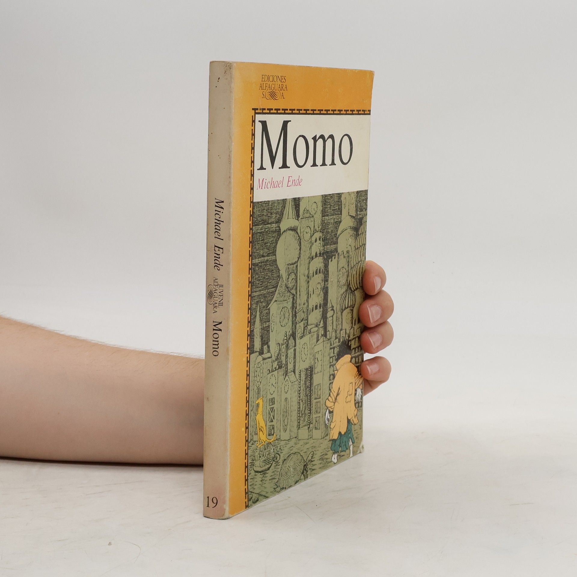 Michael Ende Momo o la extraña historia de los ladrones del tiempo y de la niña que devolvió el tiempo a los hombres