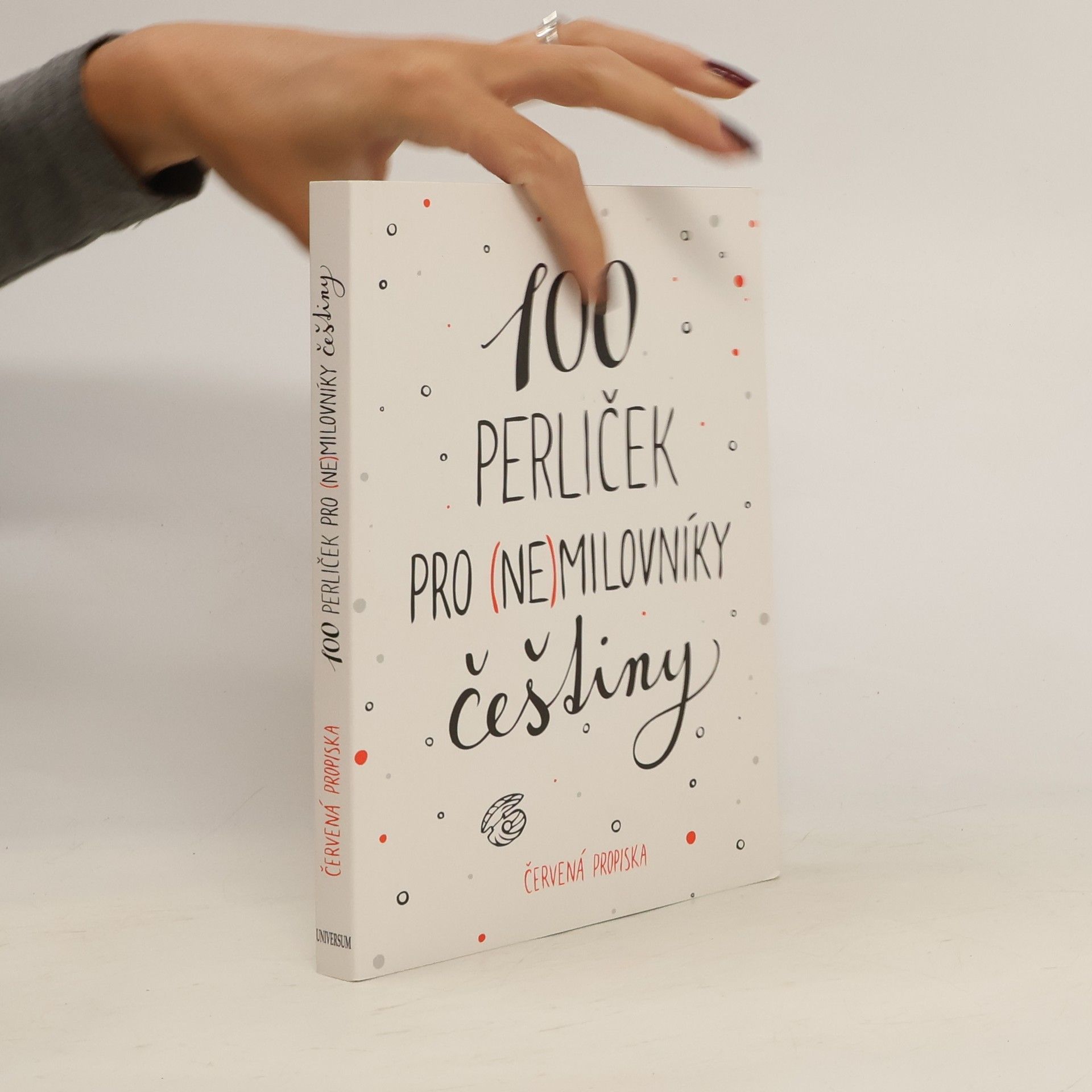 Karla Tchawou Tchuisseu 100 perliček pro (ne)milovníky češtiny