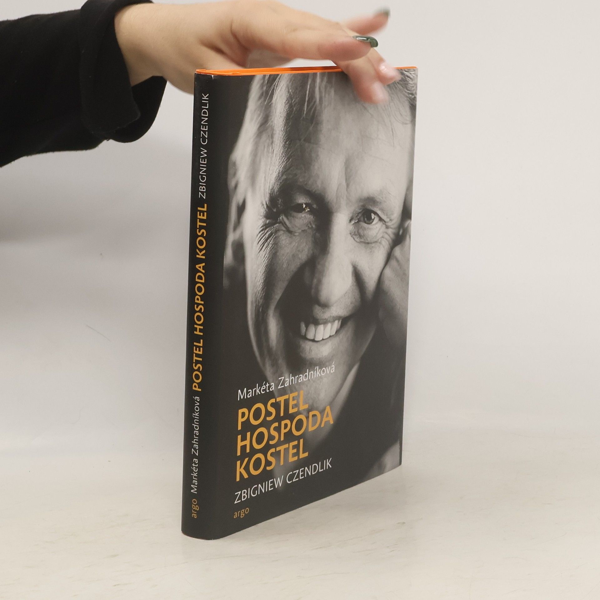 Postel, hospoda, kostel