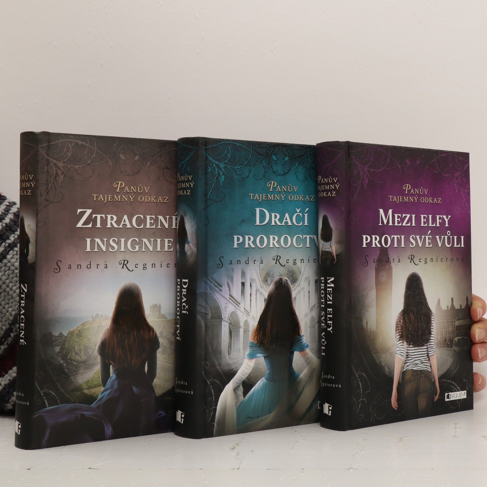 Sandra Regnier Panův tajemný odkaz. Díl 1.-3. (Mezi elfy proti své vůli, Dračí proroctví, Ztracené insignie)