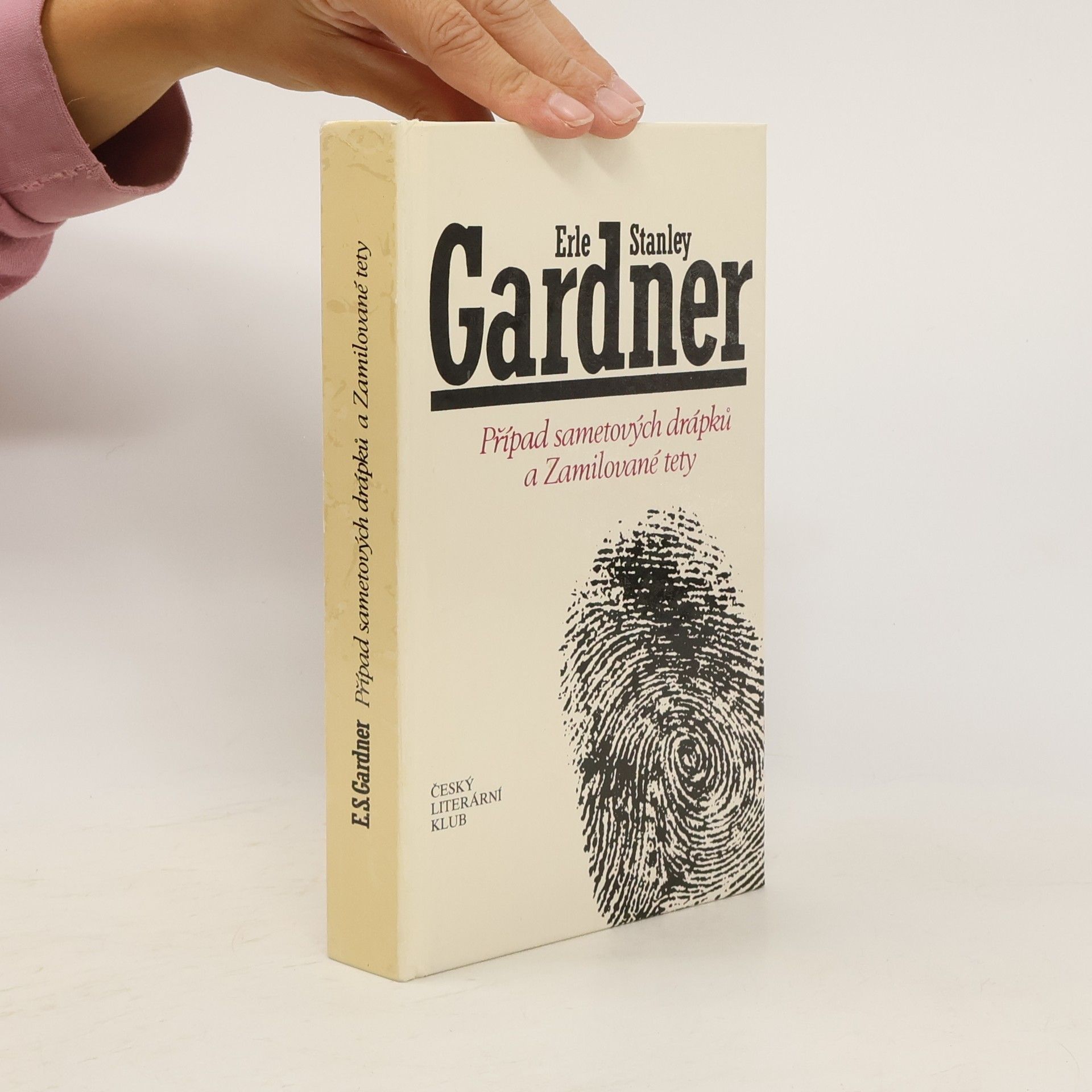 Erle Stanley Gardner Případ sametových drápků a Zamilované tety